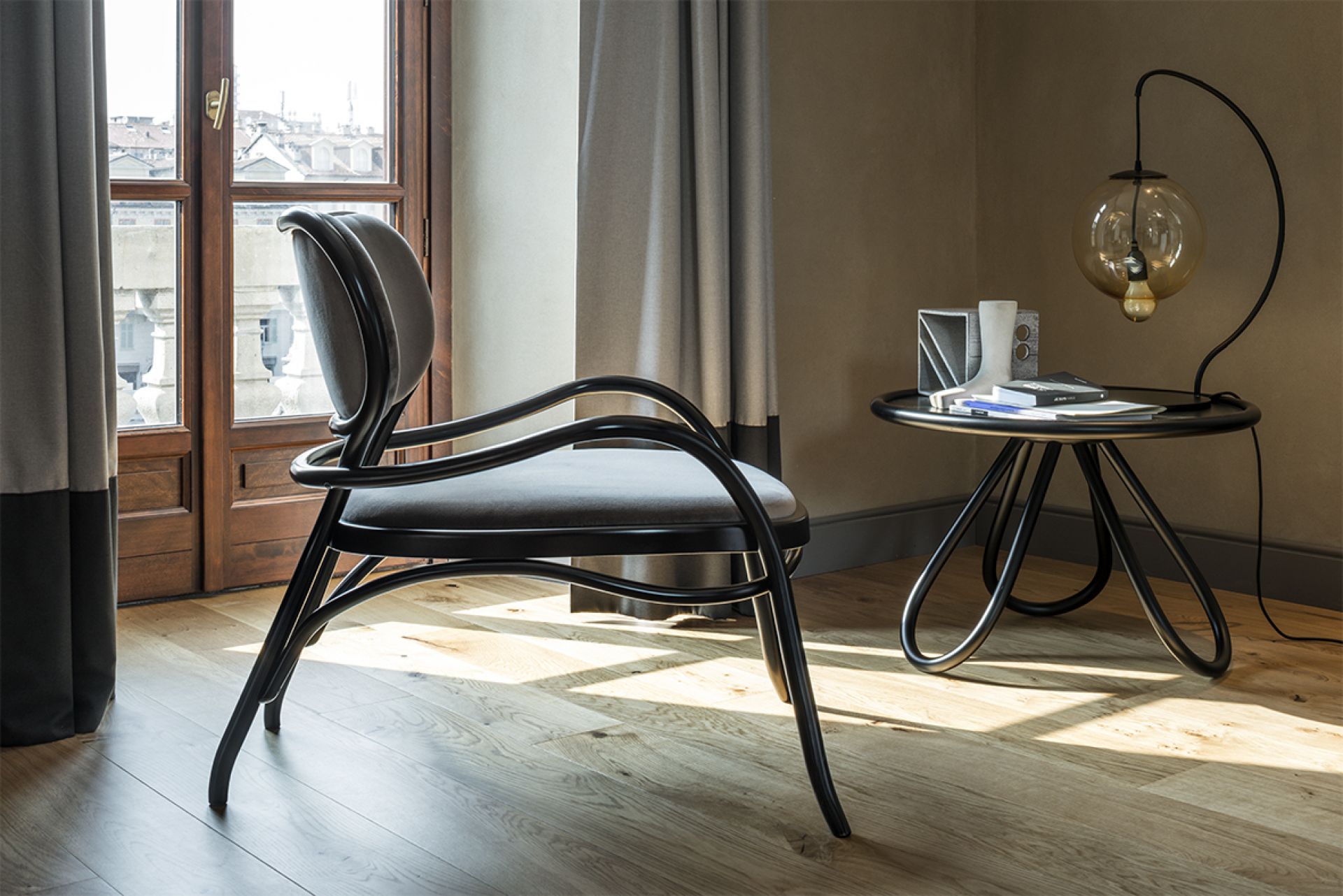 Arch Couchtisch von Wiener GTV Design, lackiert, mit passender Lampe in stilvollem Interieur.