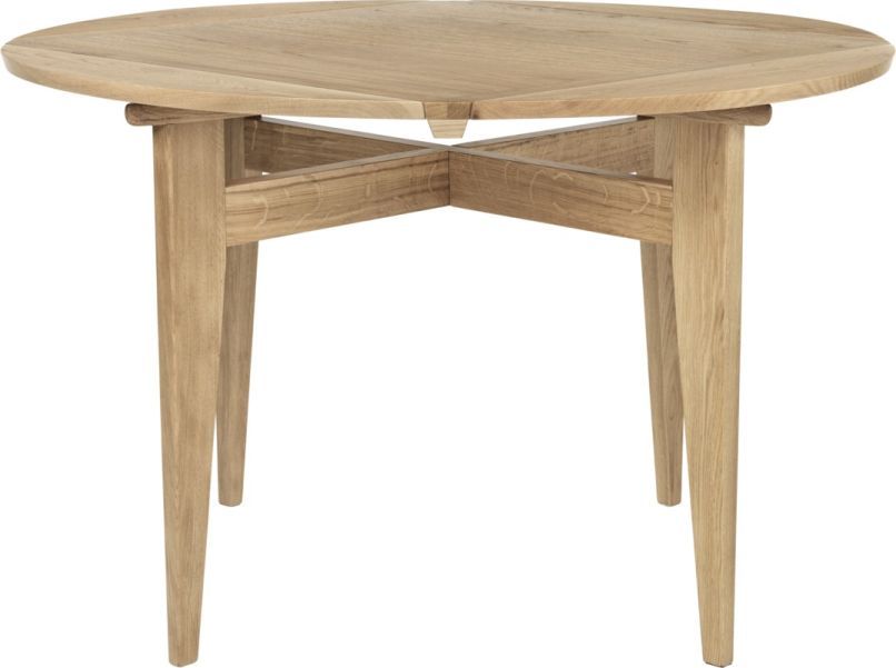B-Table Esstisch ausziehbar von Gubi: Runder Holztisch mit vier Beinen und natürlicher Holzmaserung.