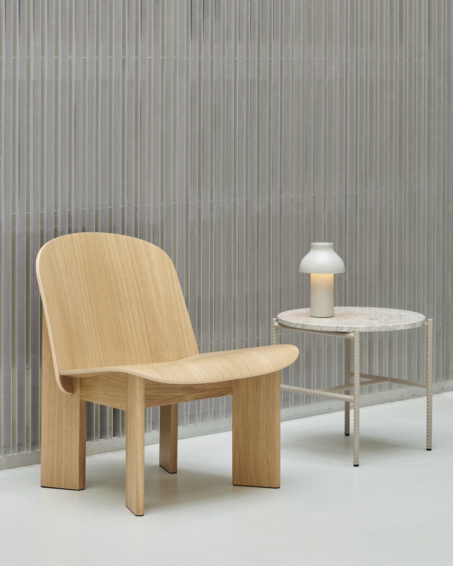 Heller Raum mit Holzstuhl und Hay Rebar Beistelltisch mit Lampe, minimalistisches skandinavisches Design.