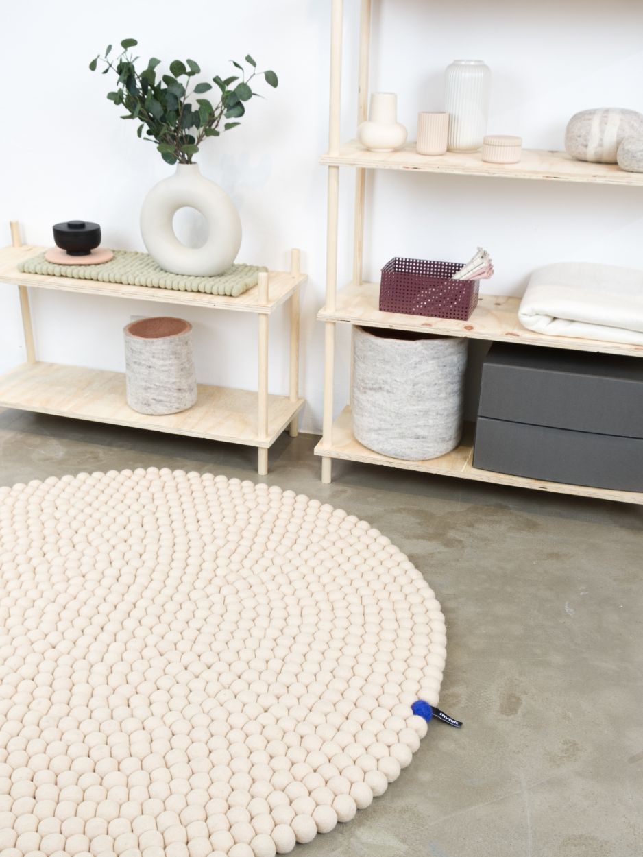 Beiger, runder Filzteppich von myfelt mit 300 cm Durchmesser im modernen Wohnzimmer.