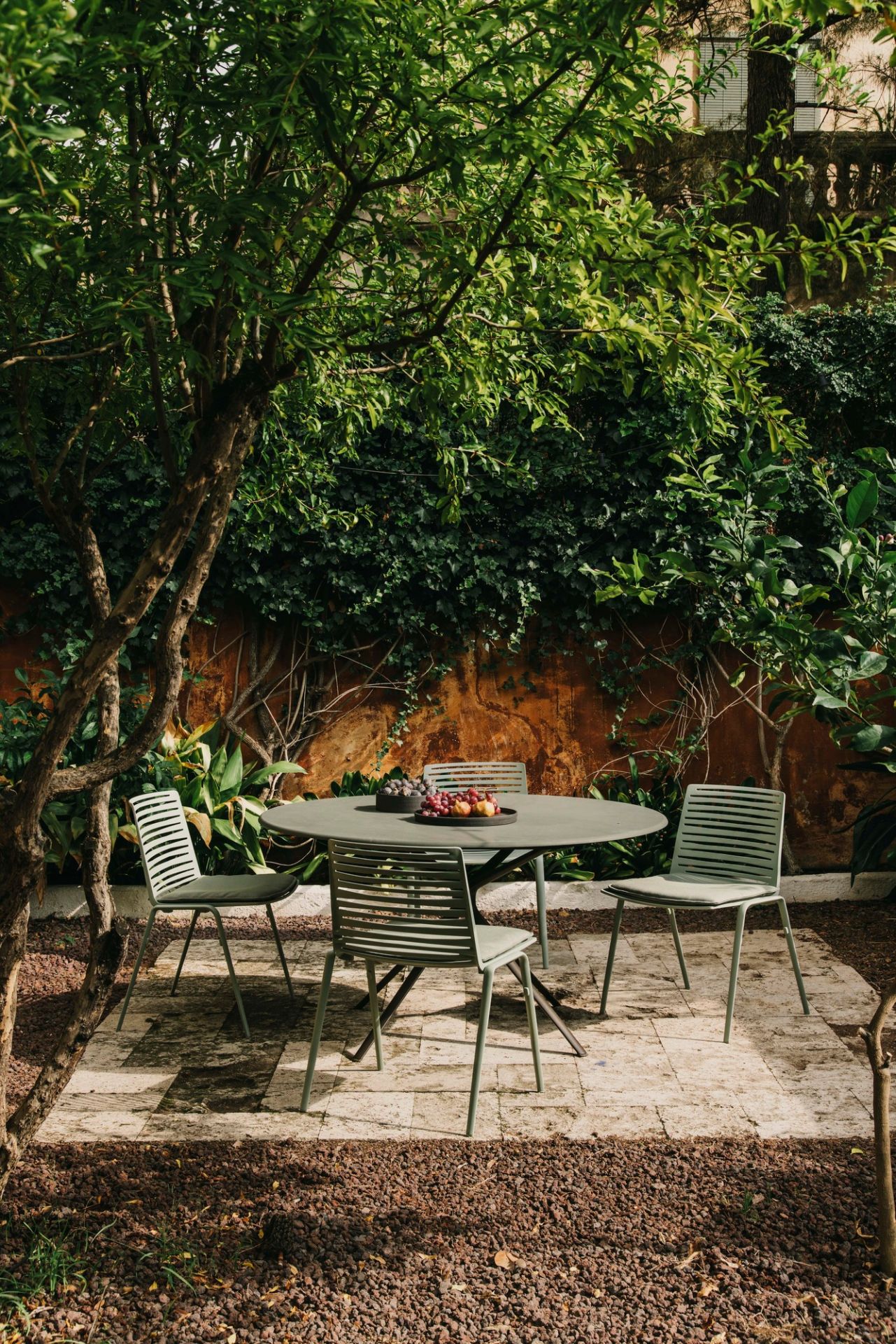 Zebra Stuhl mit Armlehnen von Fast, Gartenmöbel-Set mit Tisch und vier Stühlen im Grünen.