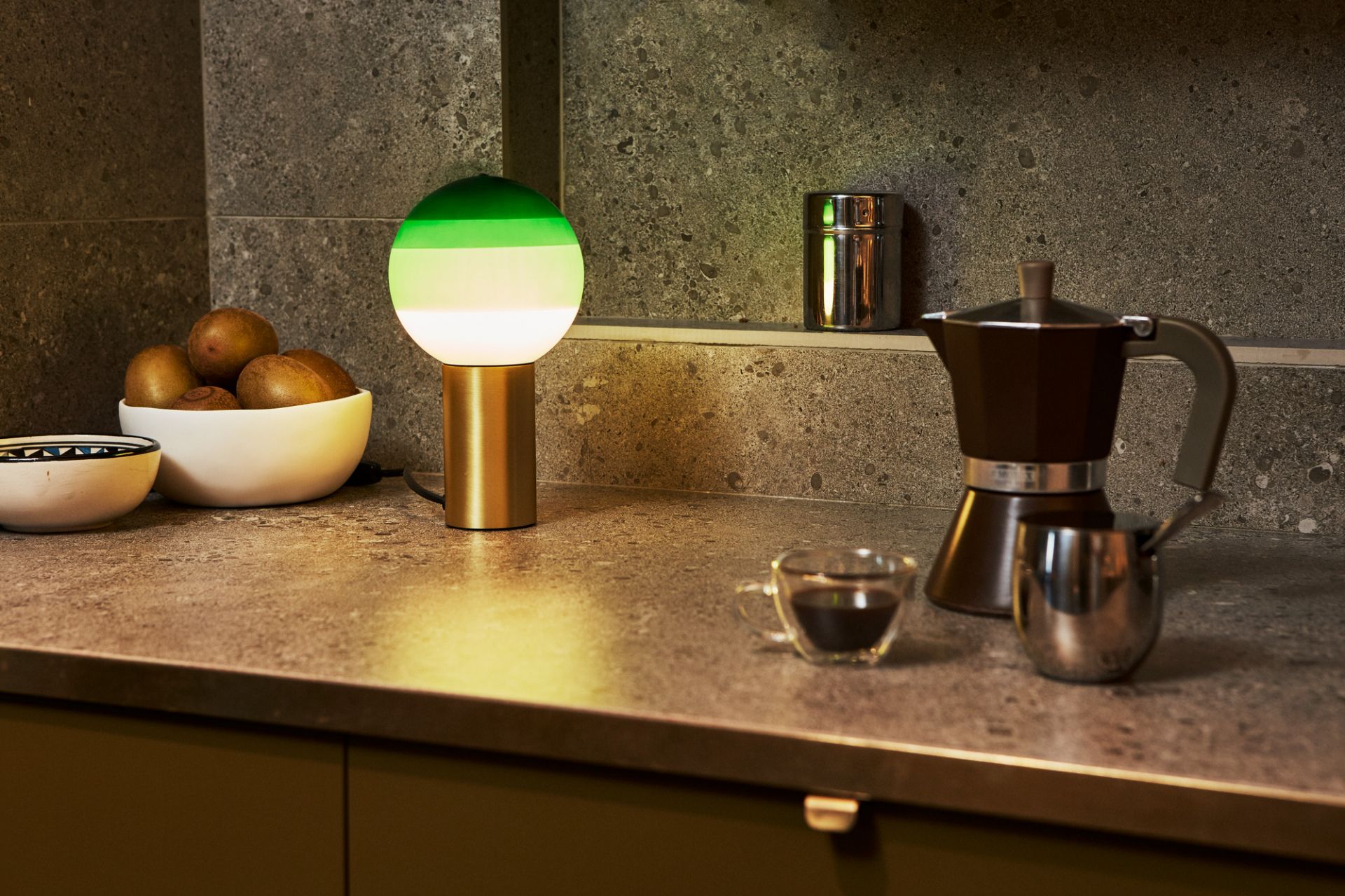 Marset Dipping Light S LED Tischleuchte mit grün-weißem Schirm und goldenem Fuß.