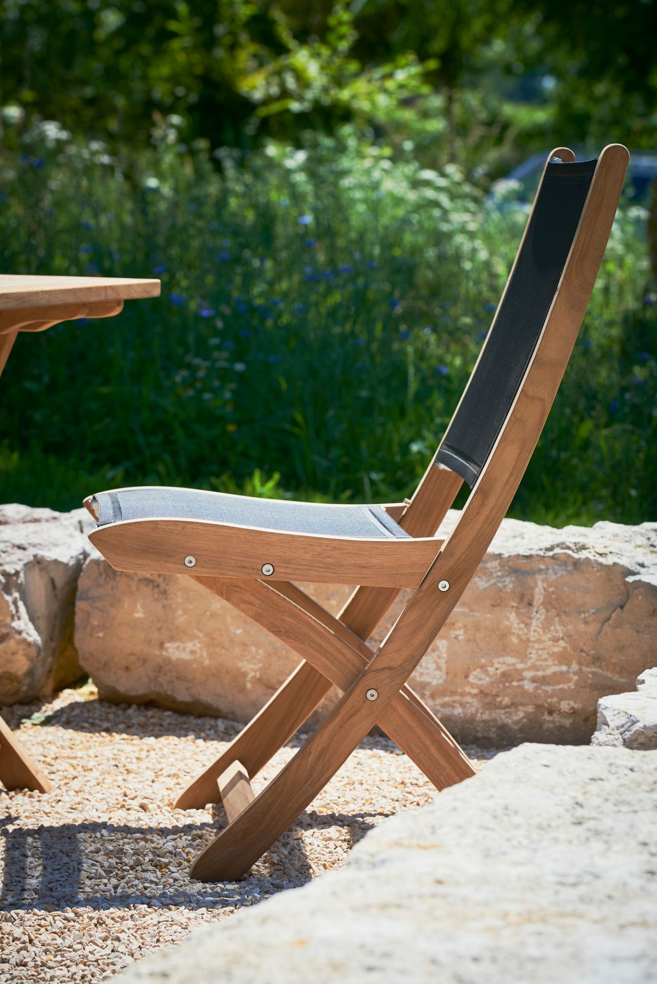 Jump Klappstuhl von Jan Kurtz in Taupe: Holzstuhl für Garten und Terrasse.