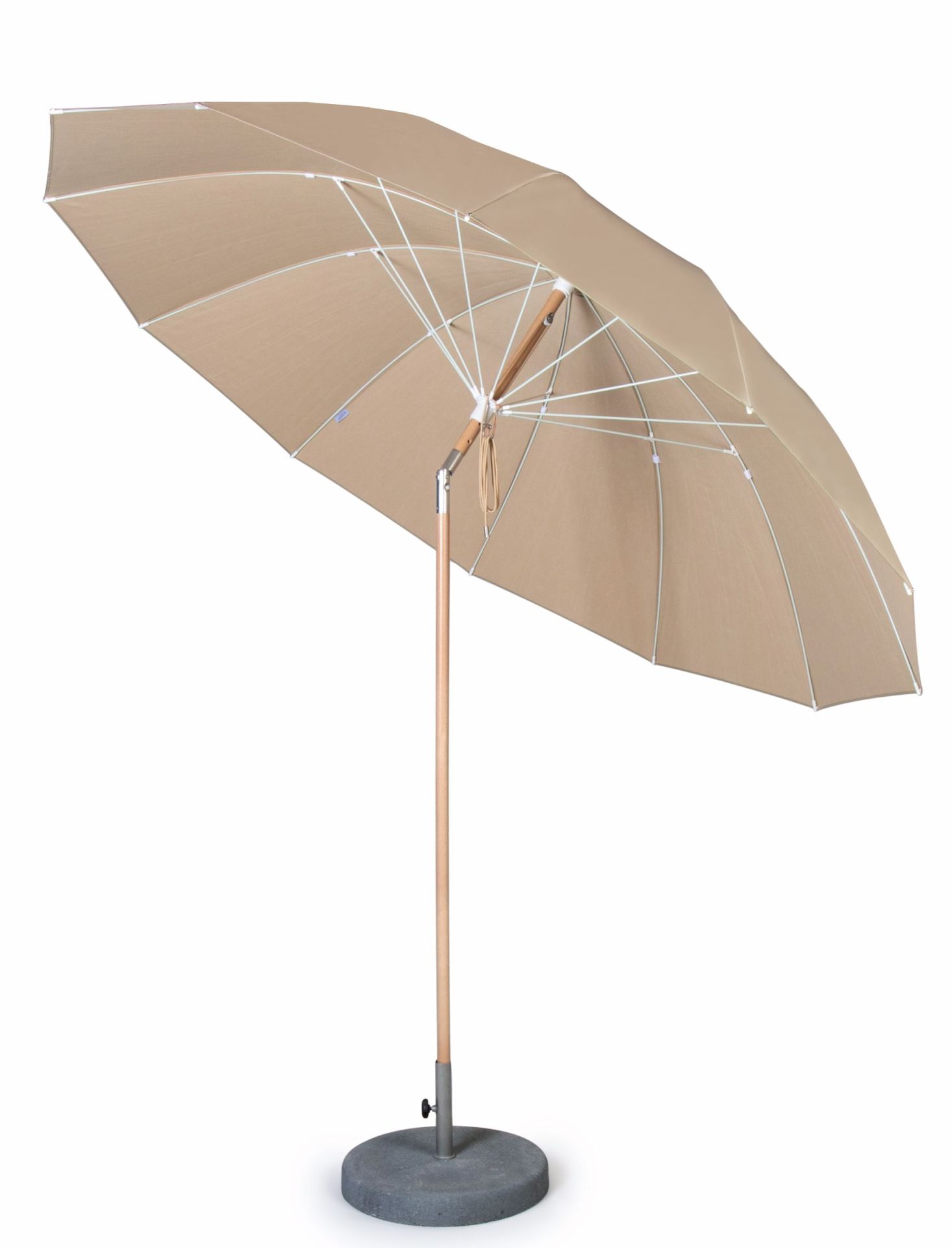 Weishäupl Pagodenschirm in Beige mit Holzstiel und grauem Betonsockel für Garten und Terrasse.