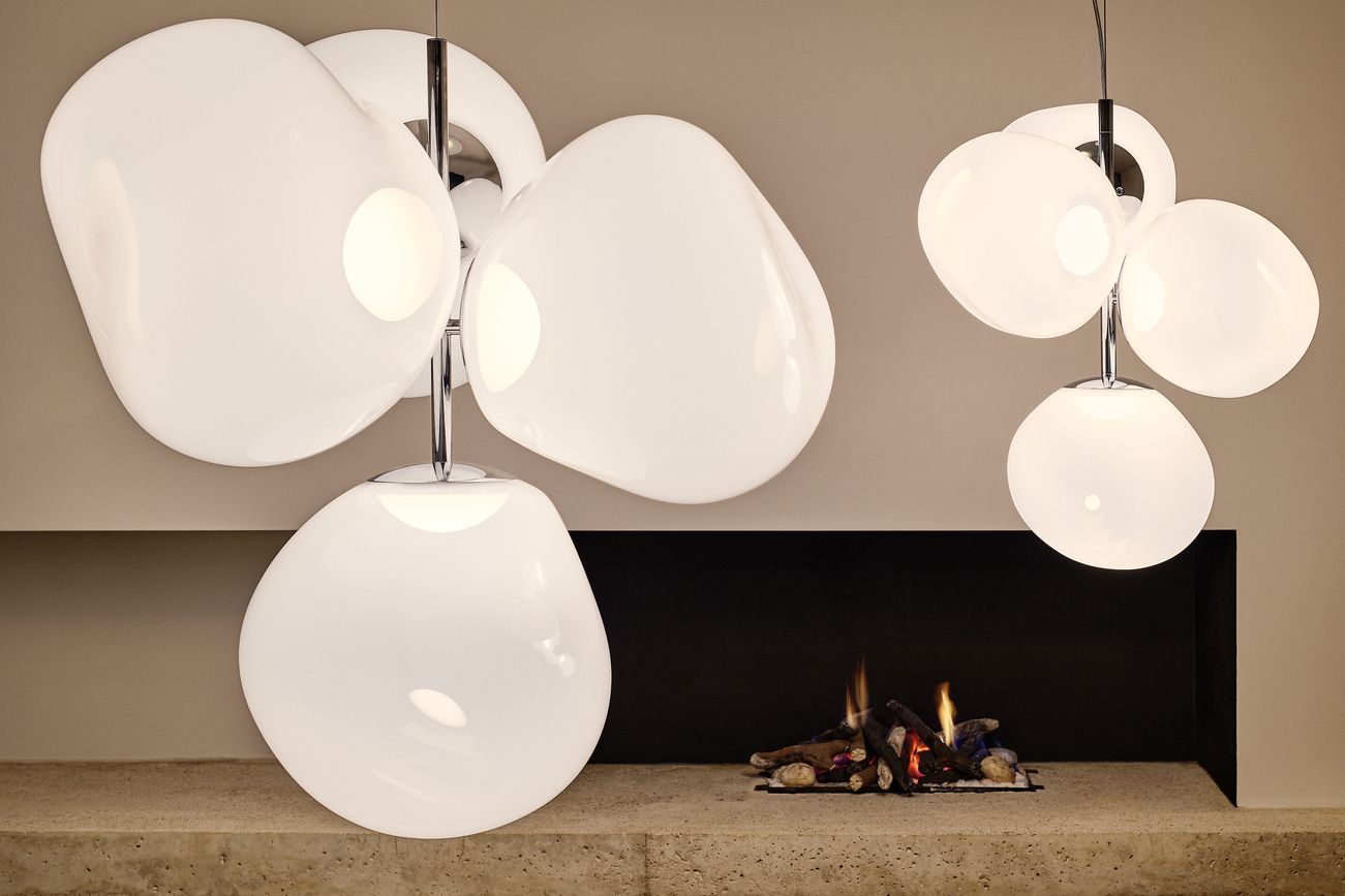 Nahaufnahme der modernen Melt Pendelleuchte von Tom Dixon, weiße Kugeln, Chromaufhängung.