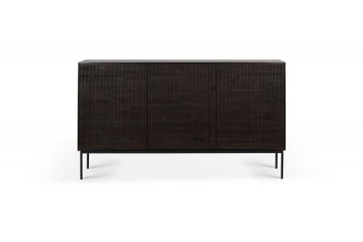 Ethnicraft Teak Grooves Anrichte mit vier Türen und filigranem, dunklem Teakholz auf schlanken, schwarzen Metallbeinen.