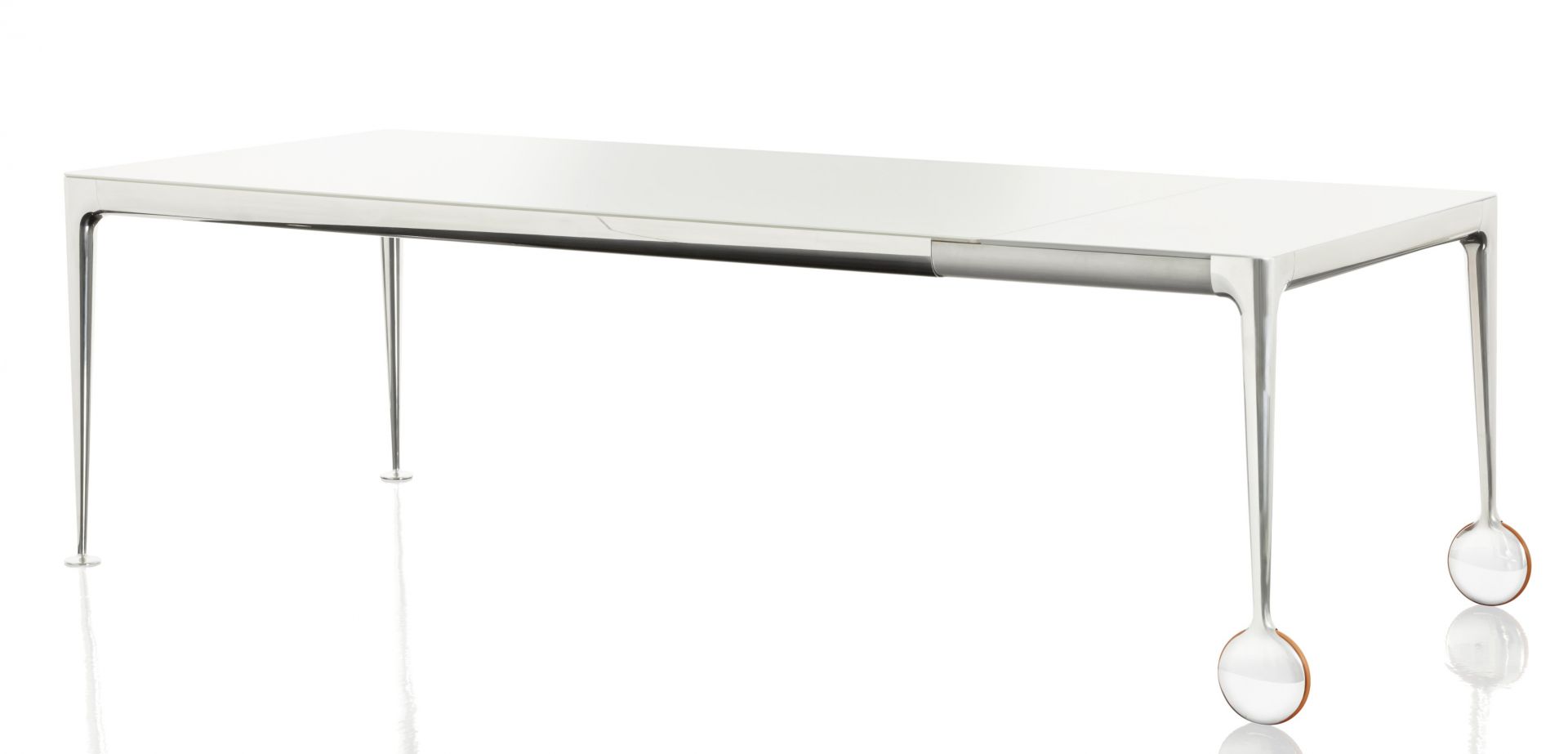 Weißer Big Will Tisch von Magis mit Rollen und Chromgestell, modernes Design.