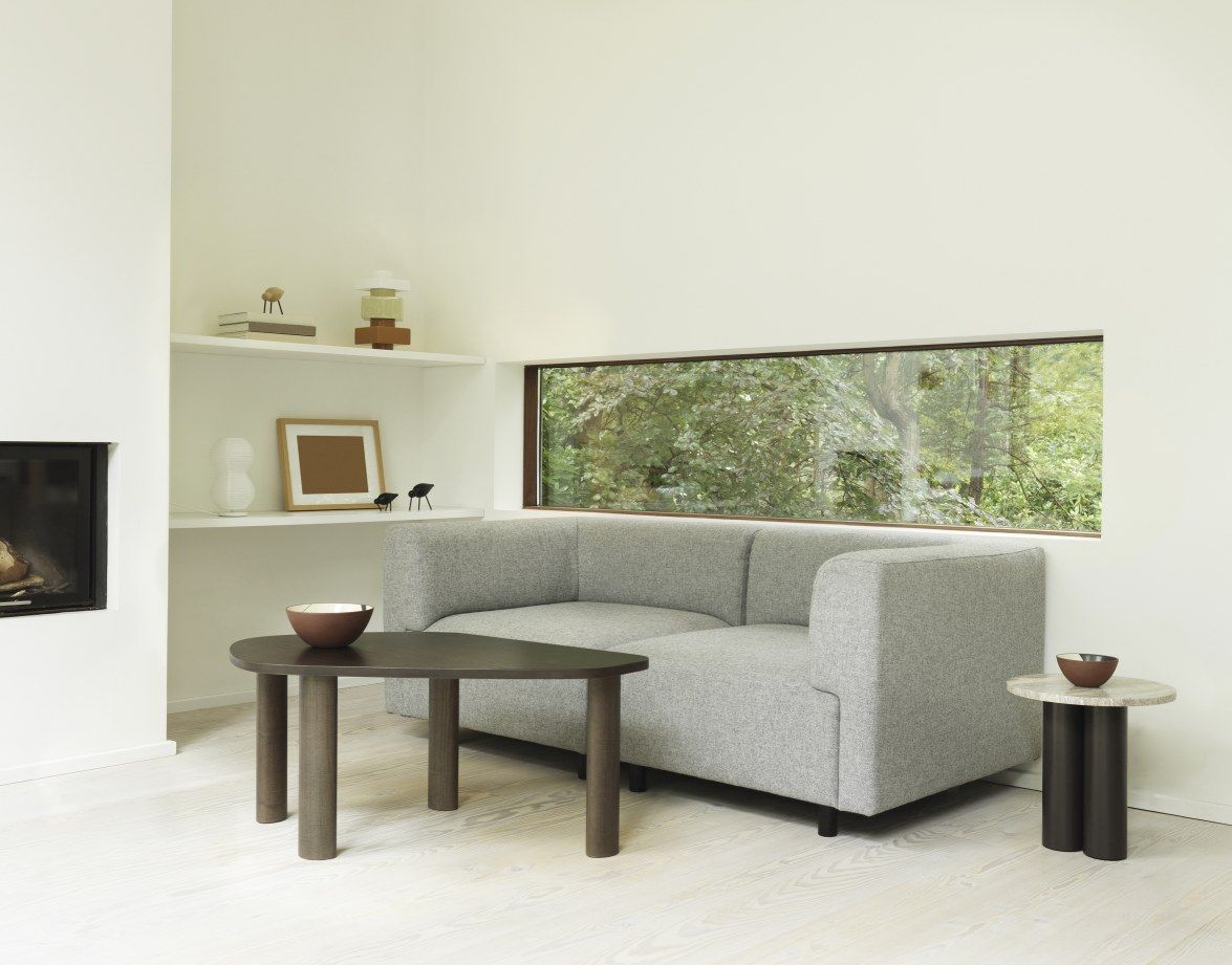 Dit Coffee Table von Normann Copenhagen als Beistelltisch im modernen Wohnzimmer mit Sofa und Dekoration.