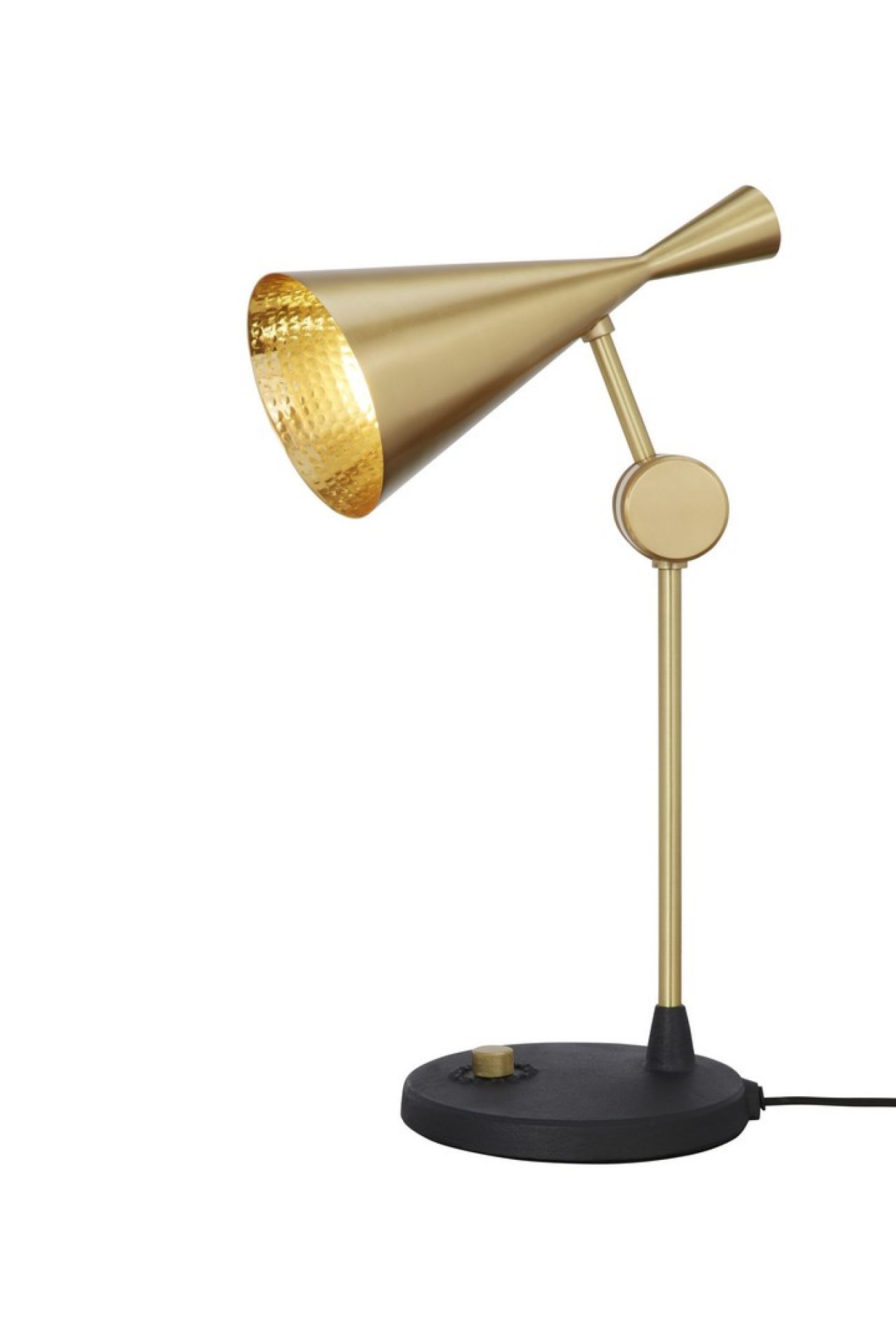 Goldene Tom Dixon Beat Tischleuchte mit kegelförmigem Lampenschirm und schwarzem Fuß.