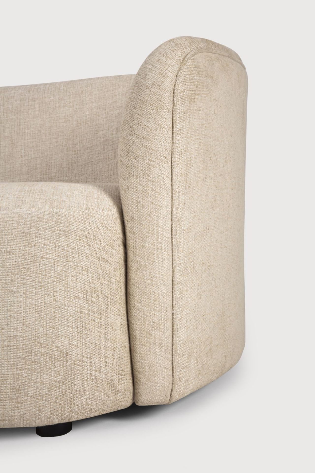 Detailaufnahme des Ethnicraft Ellipse Sofas in Haferflocken: Armlehne und Textur des beigen Stoffbezugs.