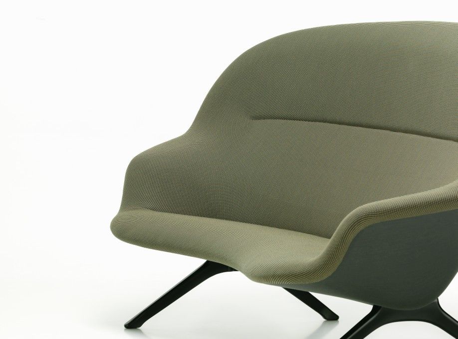 Nahaufnahme des Abalon Sessels von Vitra mit olivgrünem Stoffbezug und schwarzem Fußkreuz.