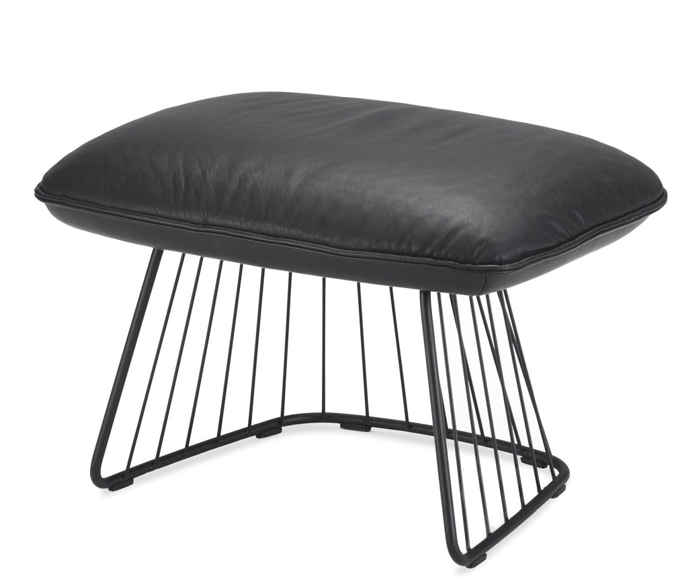 Schwarzer Marla Ottoman von Freifrau Manufaktur mit Lederbezug und filigranem Metallgestell für modernes Wohnen.