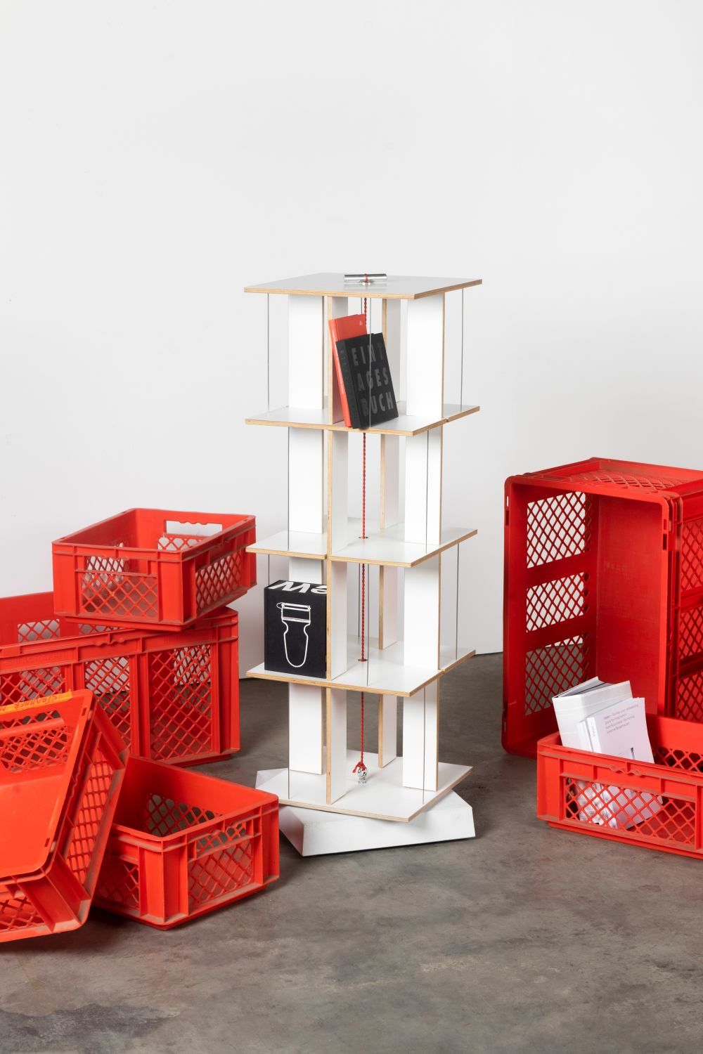 Boekentoren met letters, dvd-rek van Nils Holger Moormann