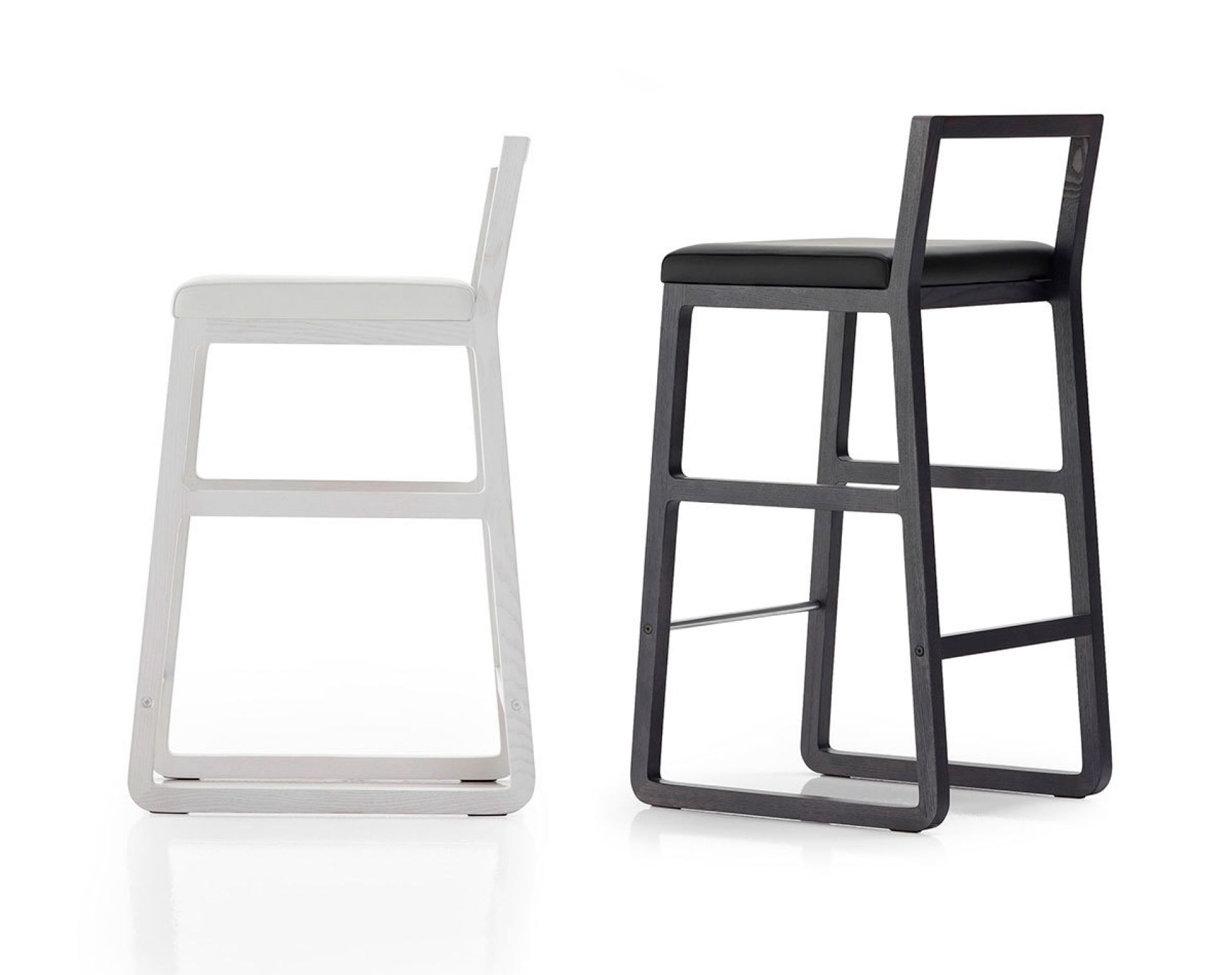 Midori Hocker Schwarz von Sancal: Moderner Barhocker aus Holz mit schwarzem Sitzpolster.