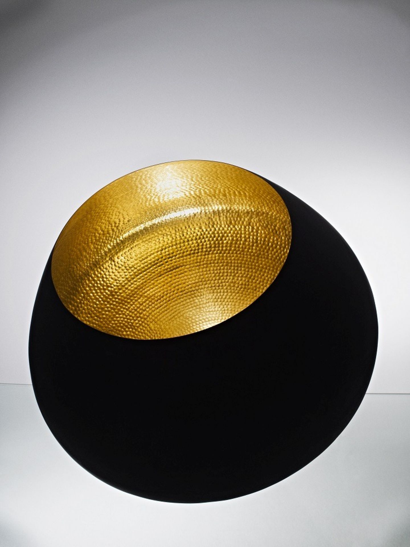 Nahaufnahme der Beat Stout Pendelleuchte von Tom Dixon mit goldener Innenseite.