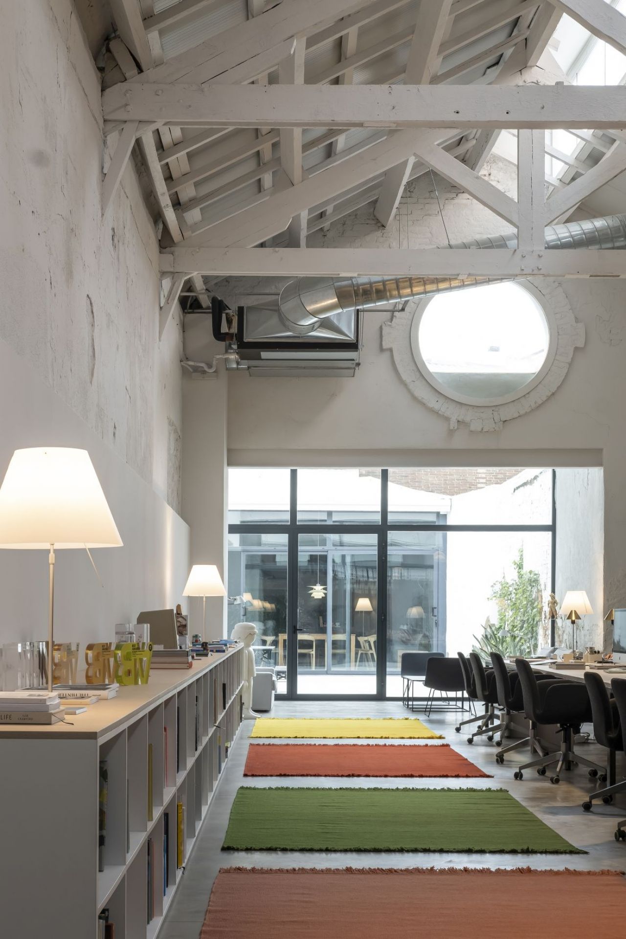 Büro mit farbigen Teppichen, darunter ein Nanimarquina Colors Teppich in Blush. Moderner Teppich für Wohnraum.