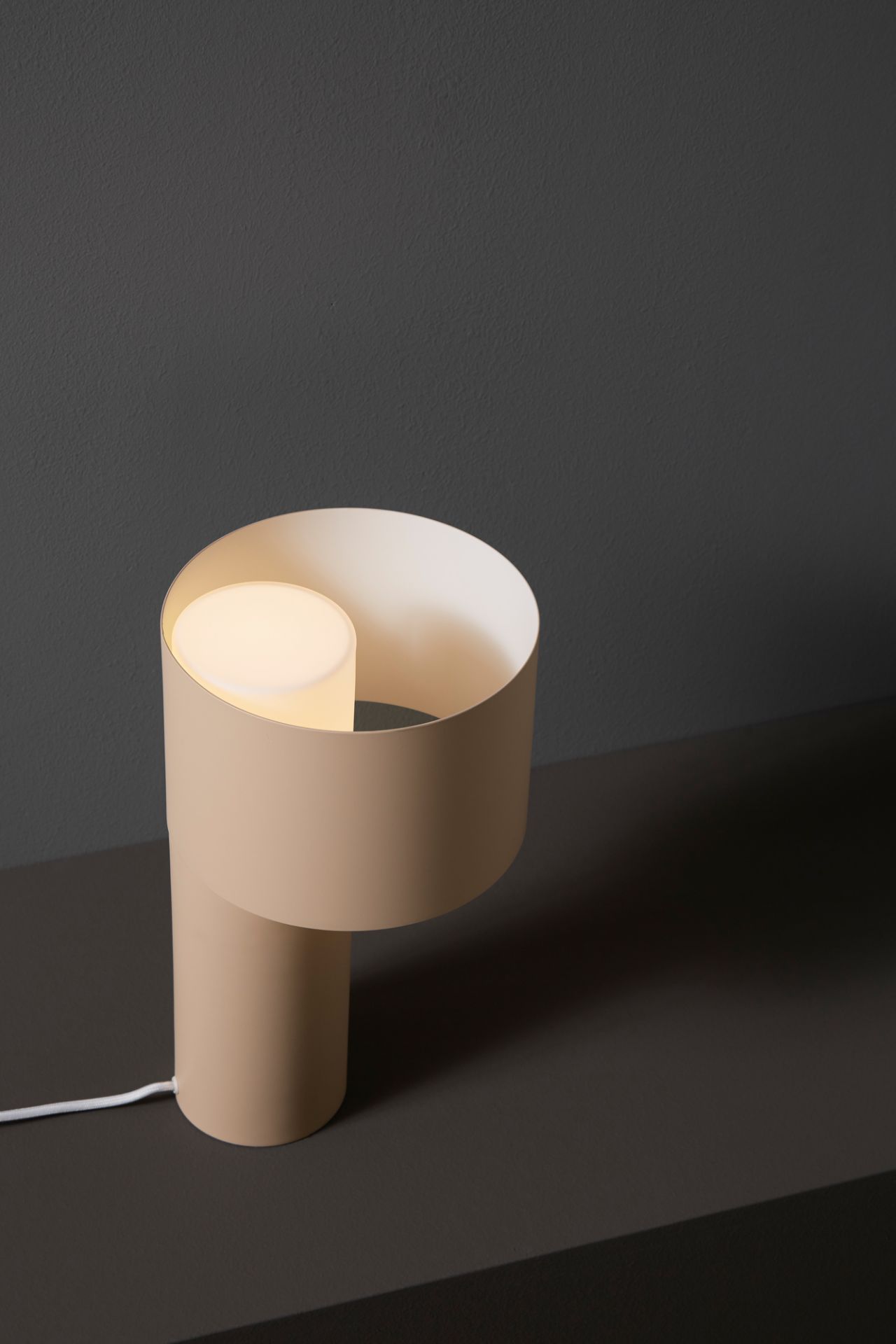 Beige Tangent Tischleuchte von Woud, modernes Design mit zylindrischem Lampenschirm und warmem Lichtschein.