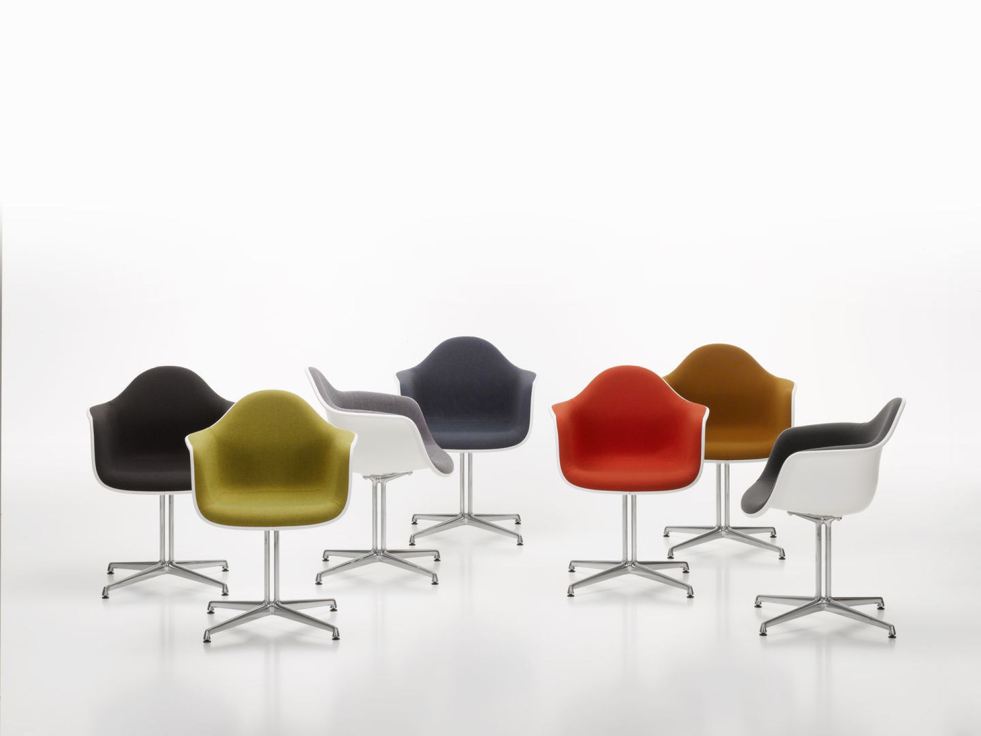 Vitra Eames Plastic Arm Chair DAL, vollgepolsterte Stühle in verschiedenen Farben auf Chromgestell.
