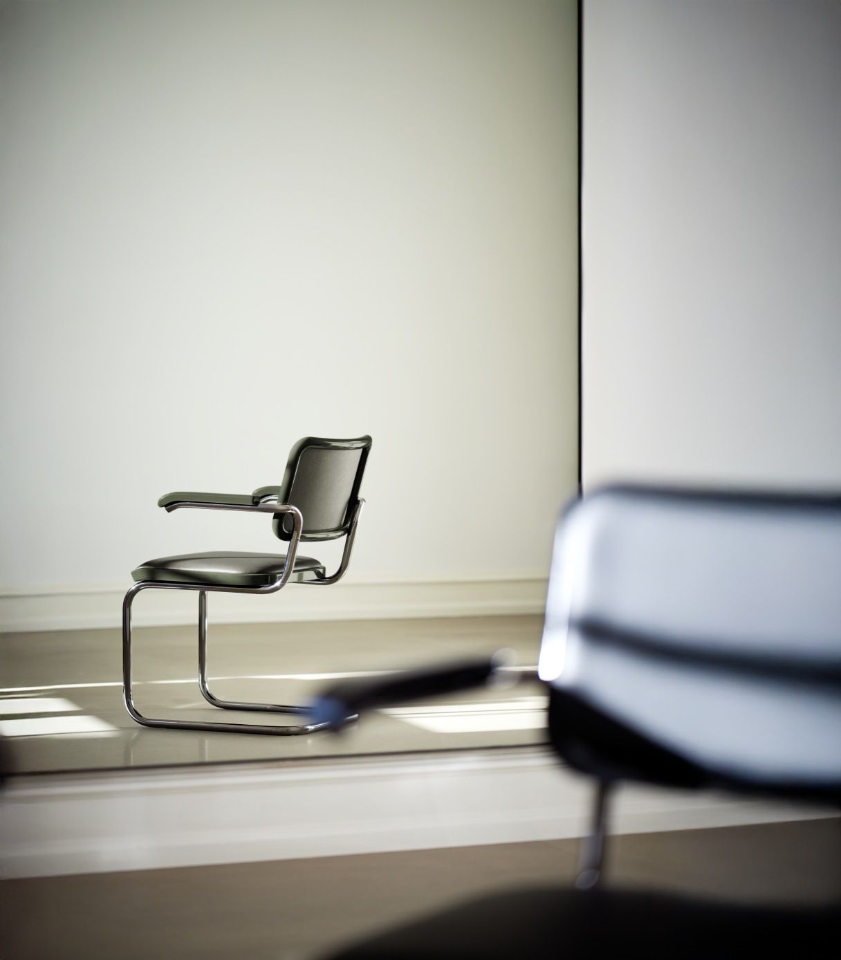 JS. Thonet S 64 P Freischwinger Stuhl mit schwarzem Leder und verchromtem Stahlrohr Gestell.