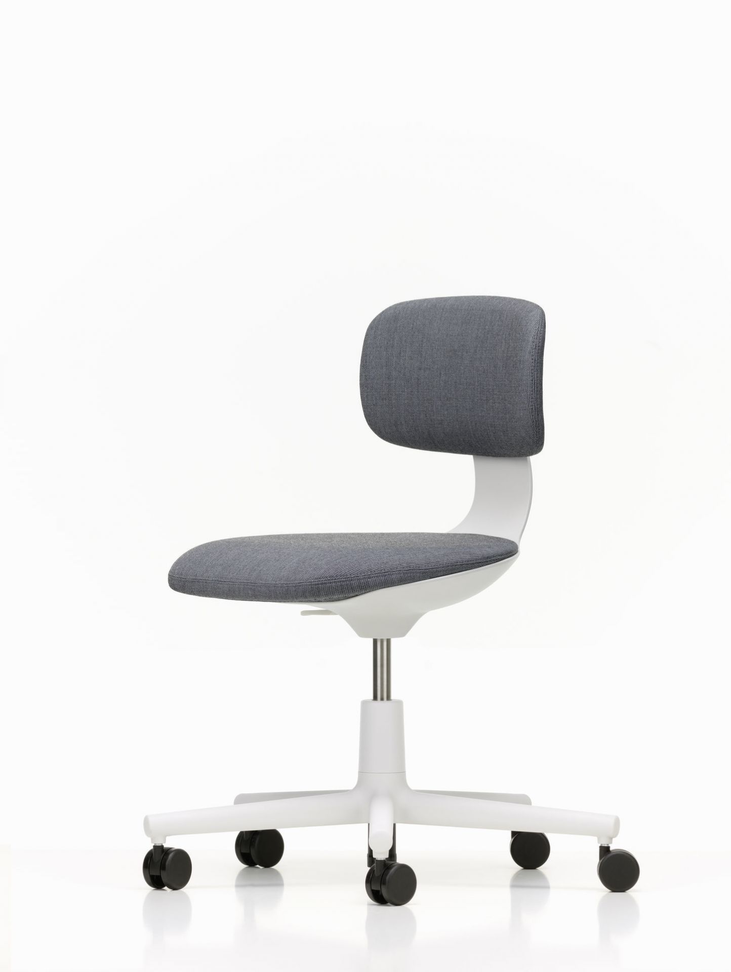 Vitra Rookie Bürodrehstuhl mit grauem Sitz und Rückenlehne, weißem Gestell und schwarzen Rollen.