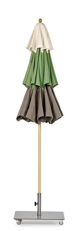 Weishäupl Klassiker Schirm: Dreifarbiger Sonnenschirm mit beigem, grünem und braunem Stoff und rollbarem Edelstahlfuß.