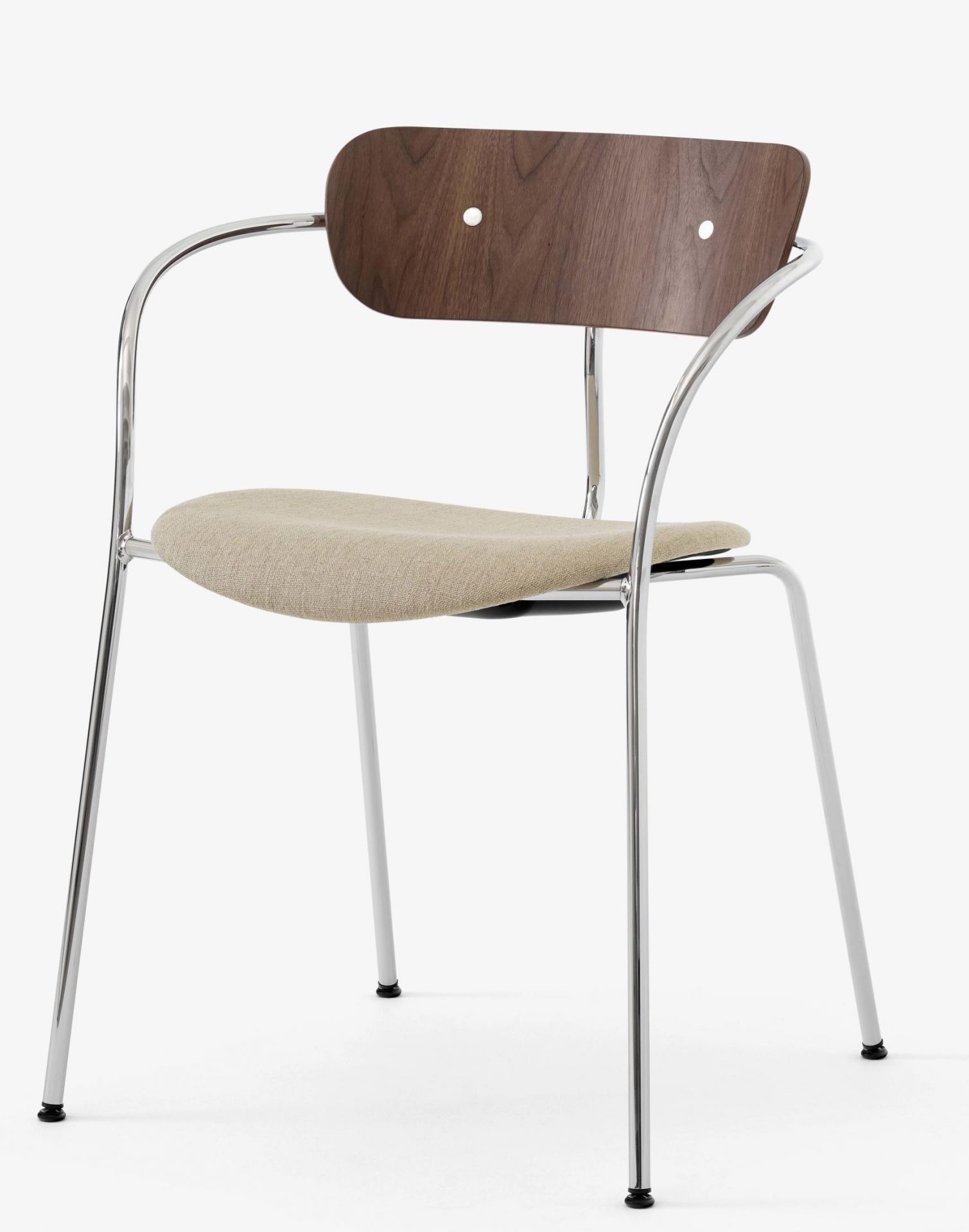 Pavilion AV4 Armchair von AndTradition: Armlehnstuhl mit Sitzpolster, Holzlehne und verchromtem Stahlgestell für Esszimmer und Büro.