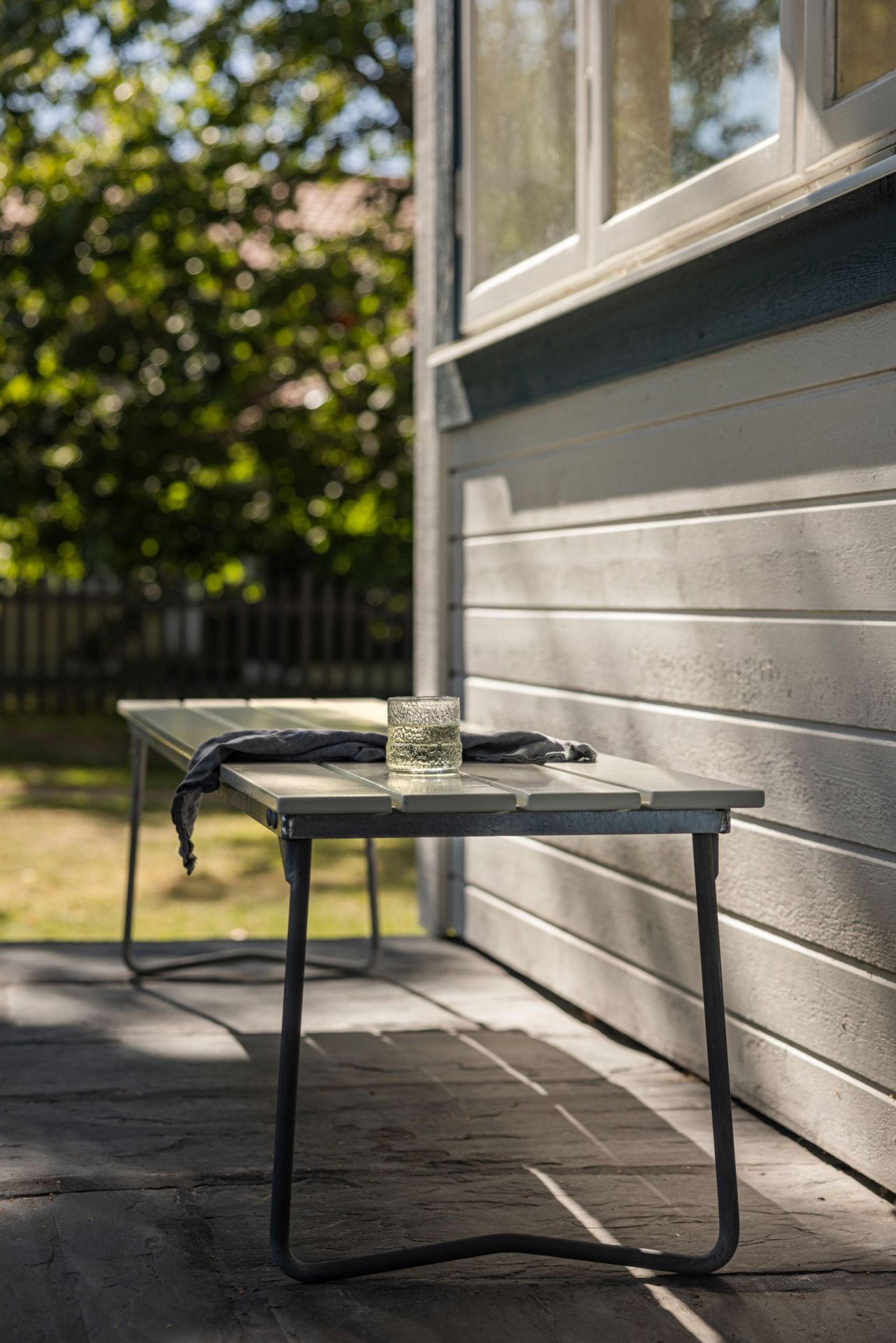 Grythyttan Stalmöbler Bank 9 Eiche: Gartenbank aus Eichenholz mit Stahlgestell, ideal für Terrasse und Garten.