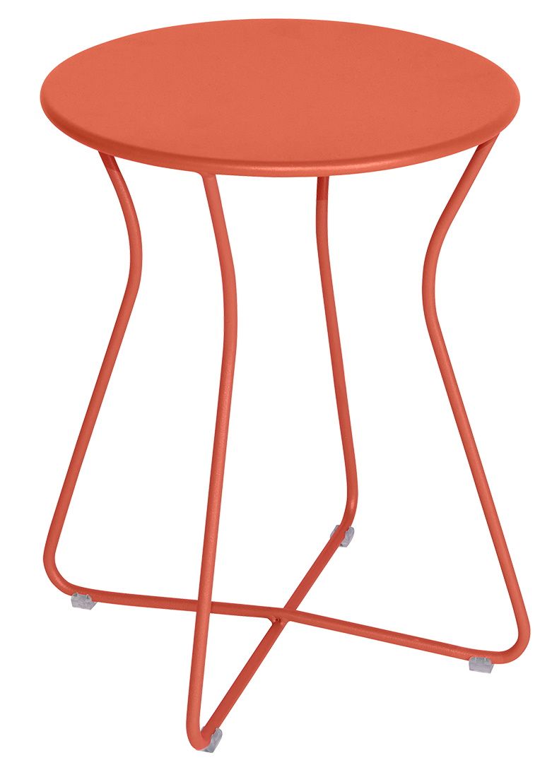 Fermob Cocotte Hocker für den Außenbereich, korallefarben, runder Sitz und filigranes Metallgestell.