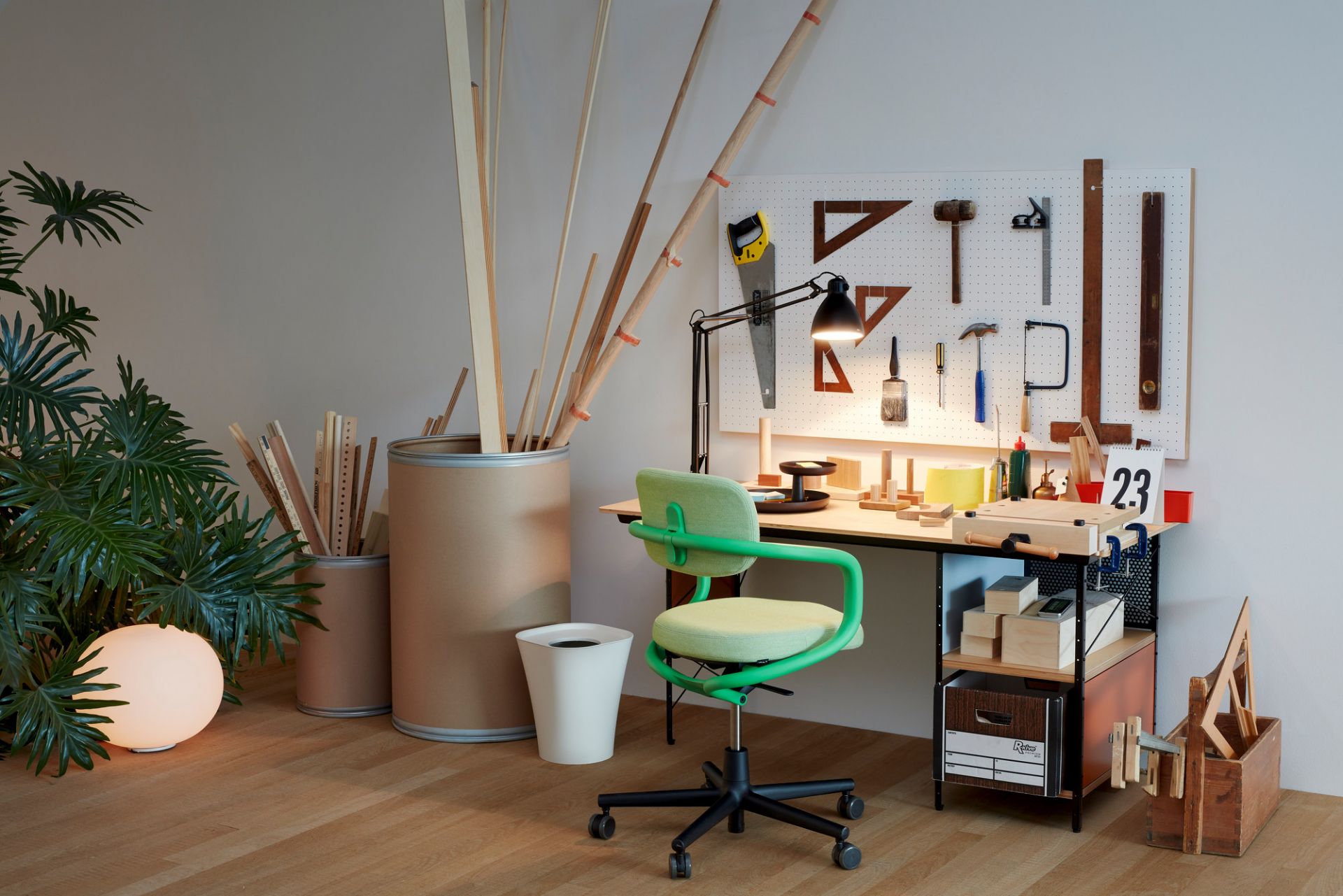 Eames Desk Unit EDU Schreibtisch von Vitra mit Werkzeugen und grünem Bürostuhl.