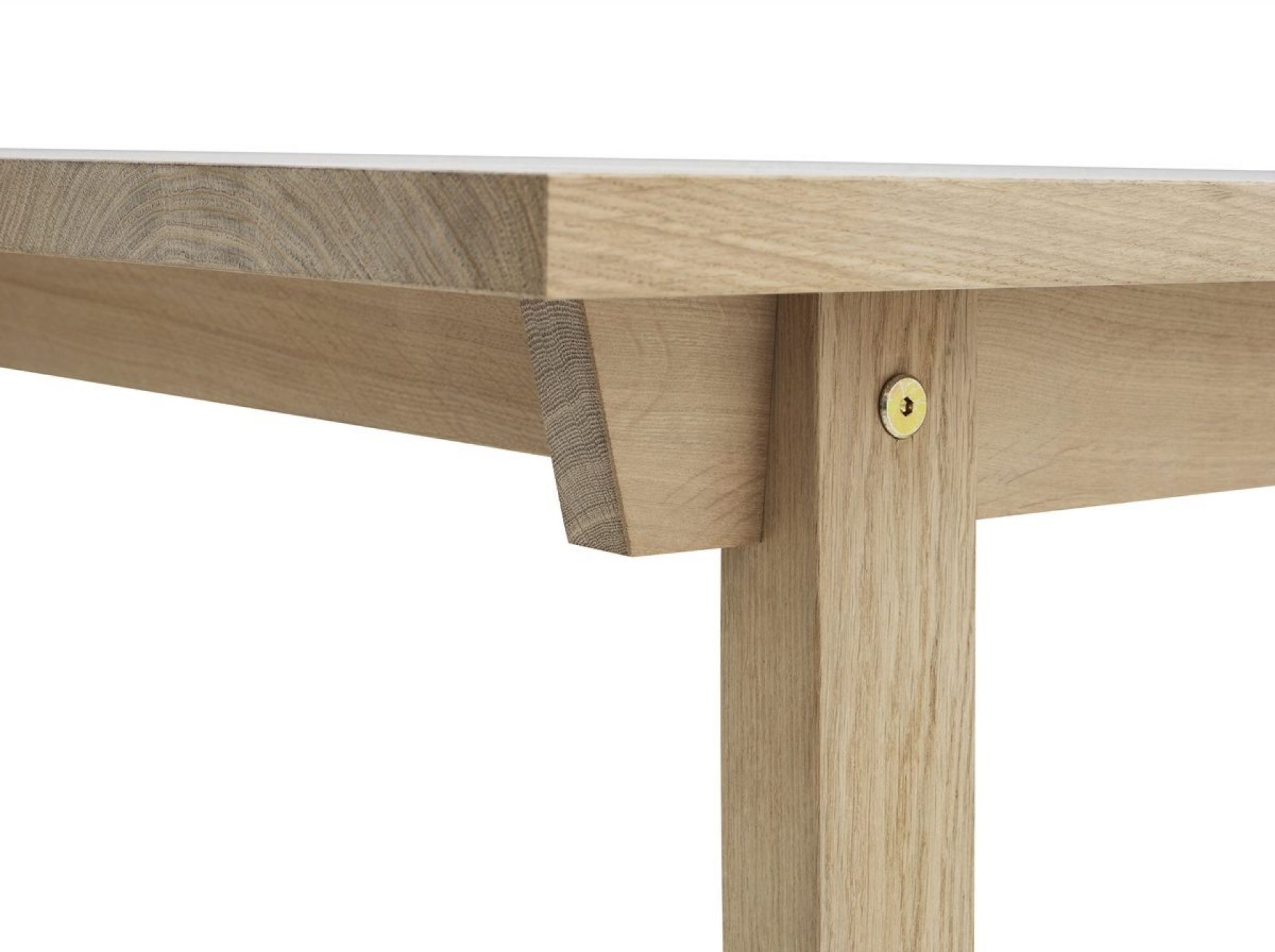 Detailaufnahme vom Normann Copenhagen Slice Table: Tischplatte und Tischbein aus hellem Eichenholz.