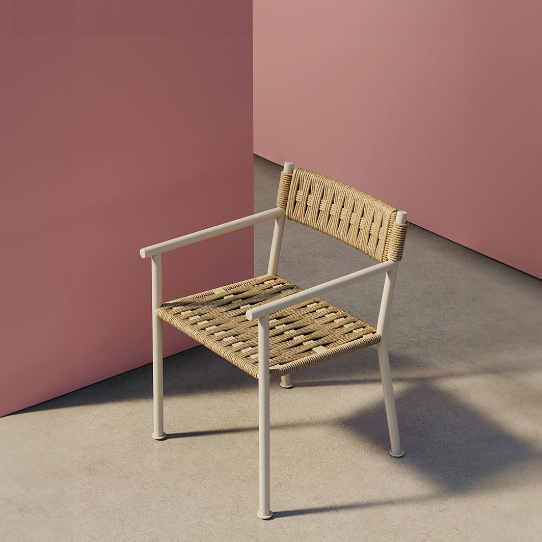 Brezal Chair: Moderner Outdoor Armlehnenstuhl von Andreu World mit geflochtener Sitzfläche und Rückenlehne.