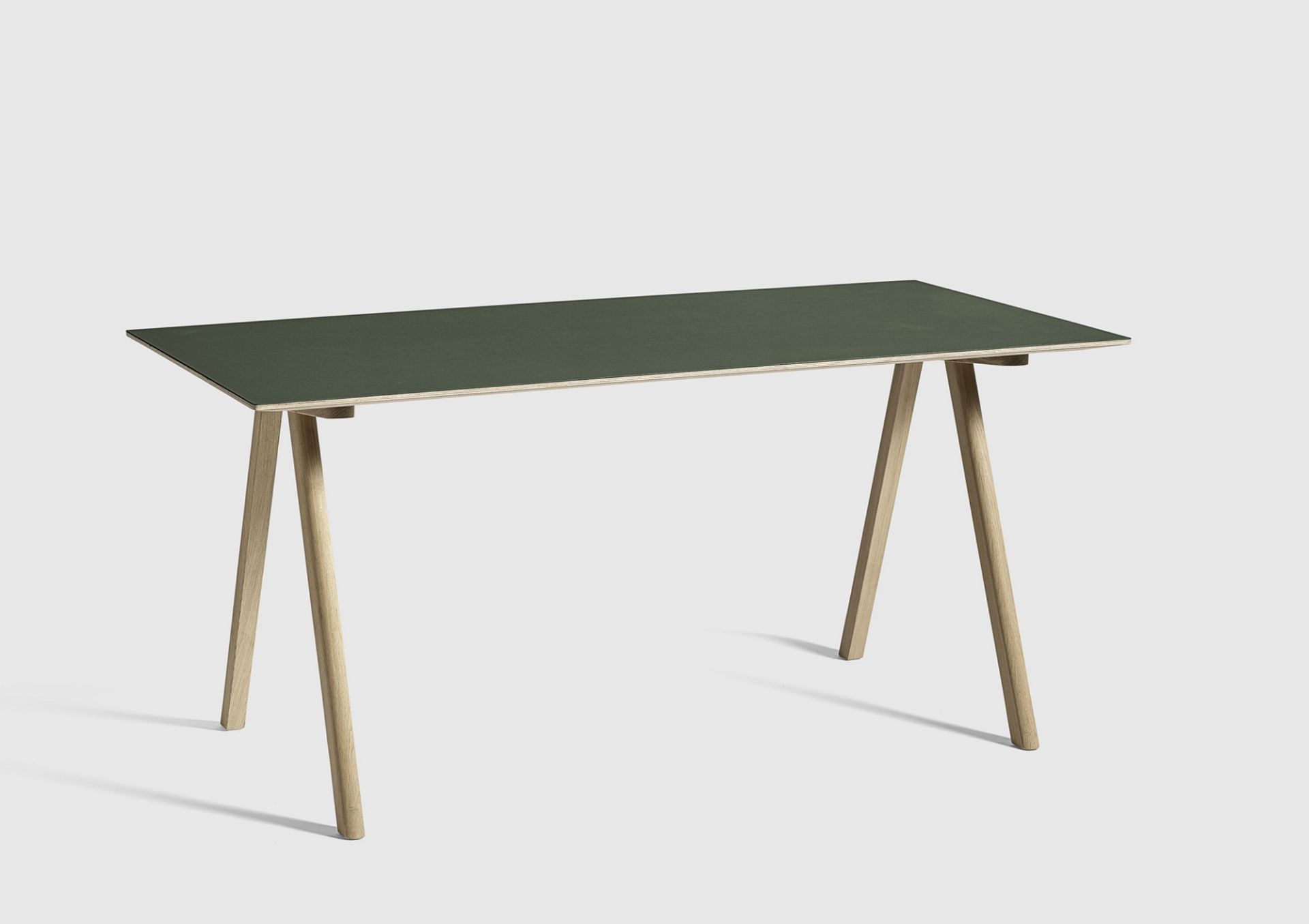Copenhague Table CPH 10 von Hay: Rechteckiger Tisch mit grüner Platte und Holzbeinen.