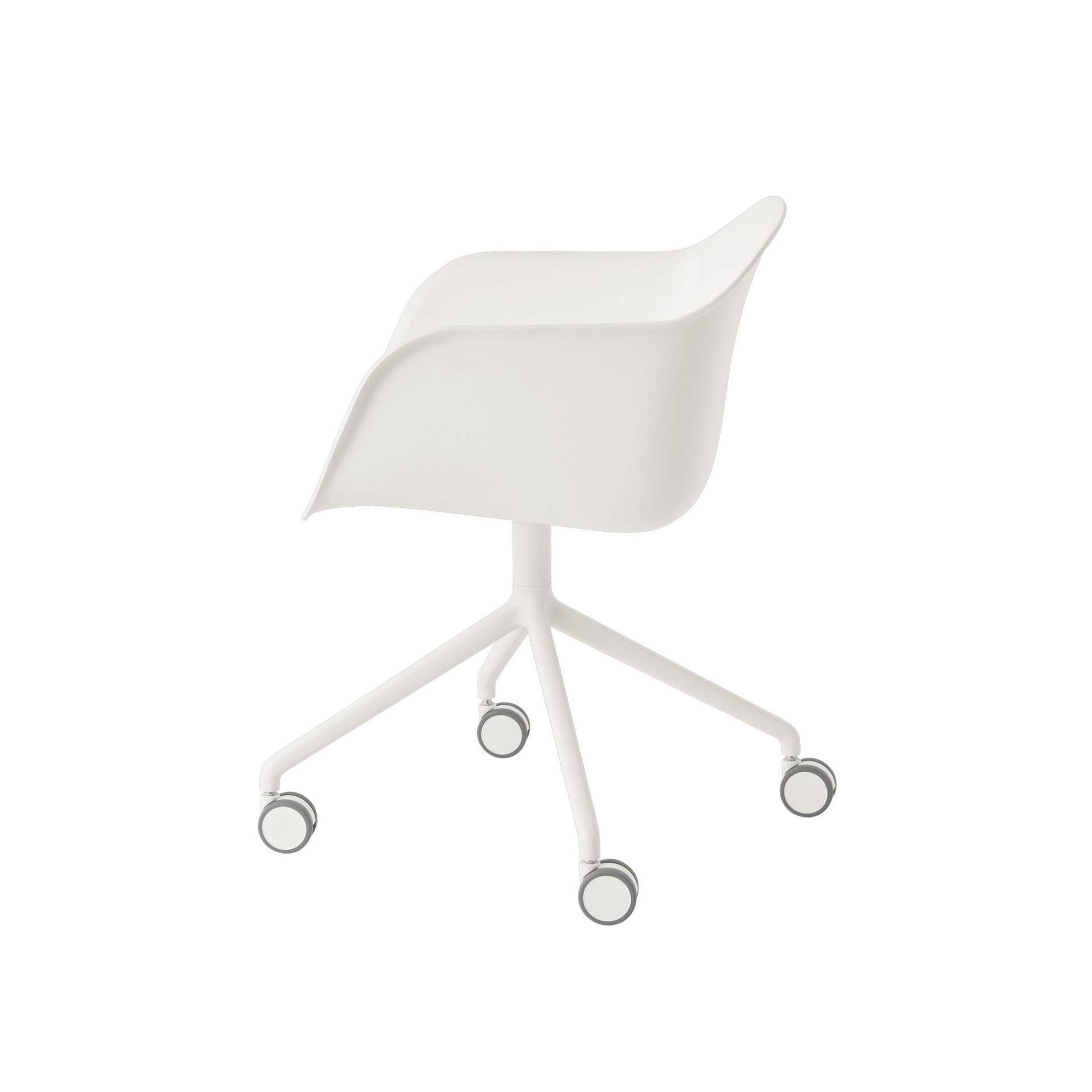 Weißer Fiber Armchair von Muuto mit Drehfuß und Rollen, moderner Bürostuhl für das Homeoffice.