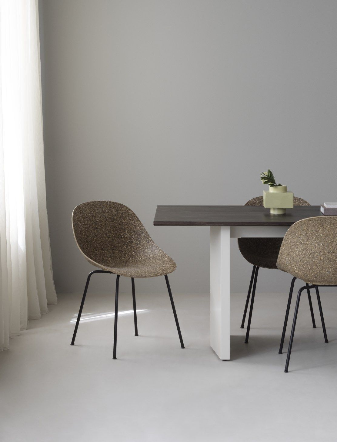 Normann Copenhagen Panel Tisch 200x90 cm mit Stühlen und Dekoration in minimalistischem Ambiente.