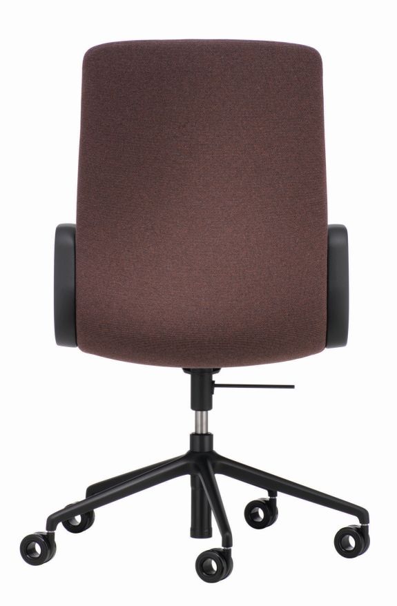 Rückansicht: Wilkhahn Decide Konferenzsessel mit braunem Stoffbezug, schwarzen Armlehnen und Rollenfußkreuz für moderne Büros.