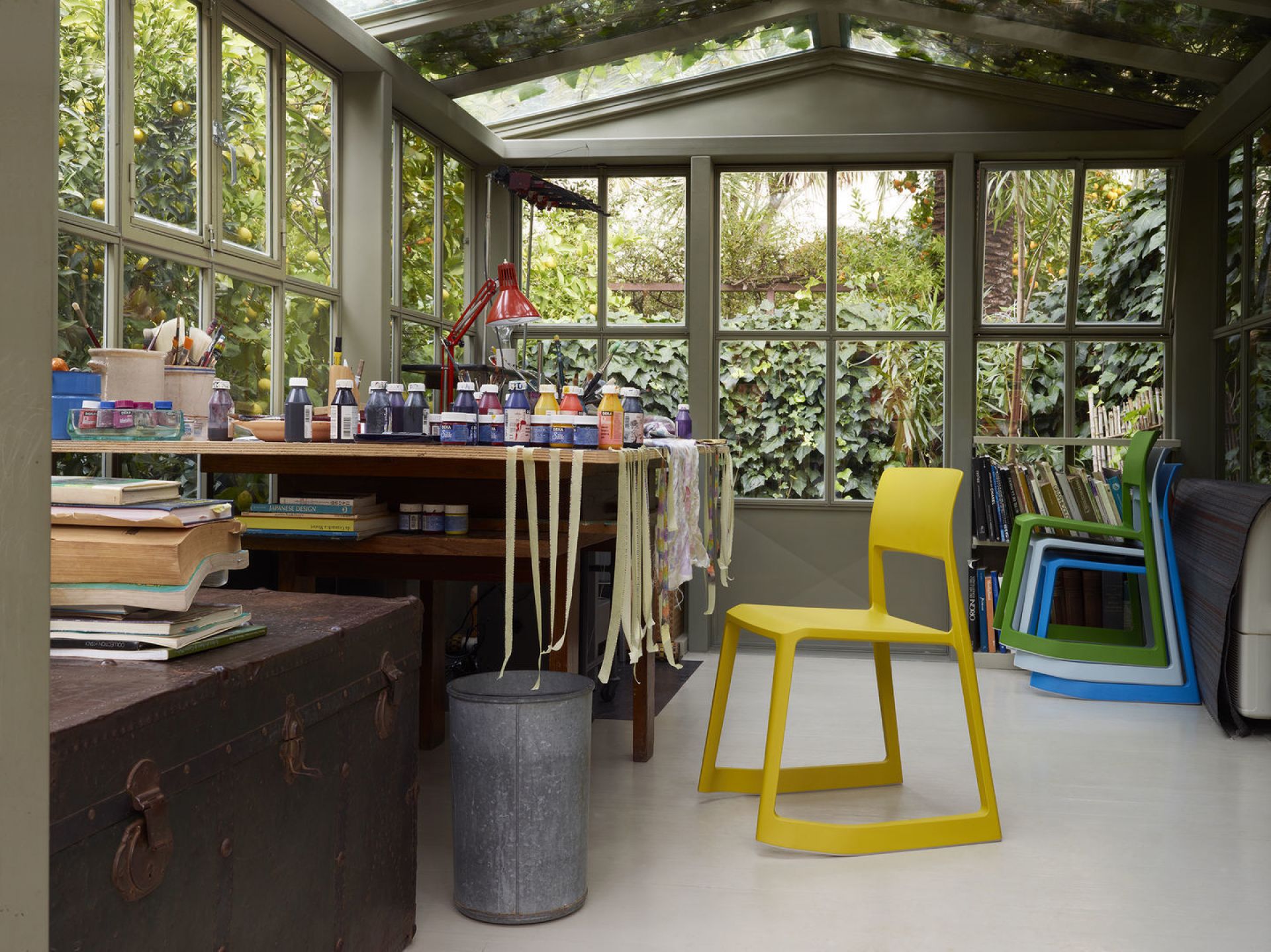 Gelber Tip Ton RE Stuhl von Vitra in einem hellen Atelier mit vielen Fenstern.