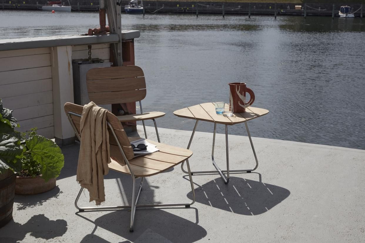Lilium Lounge Chair von Skagerak: Outdoor Stuhl aus Teakholz mit Tisch am Wasser.