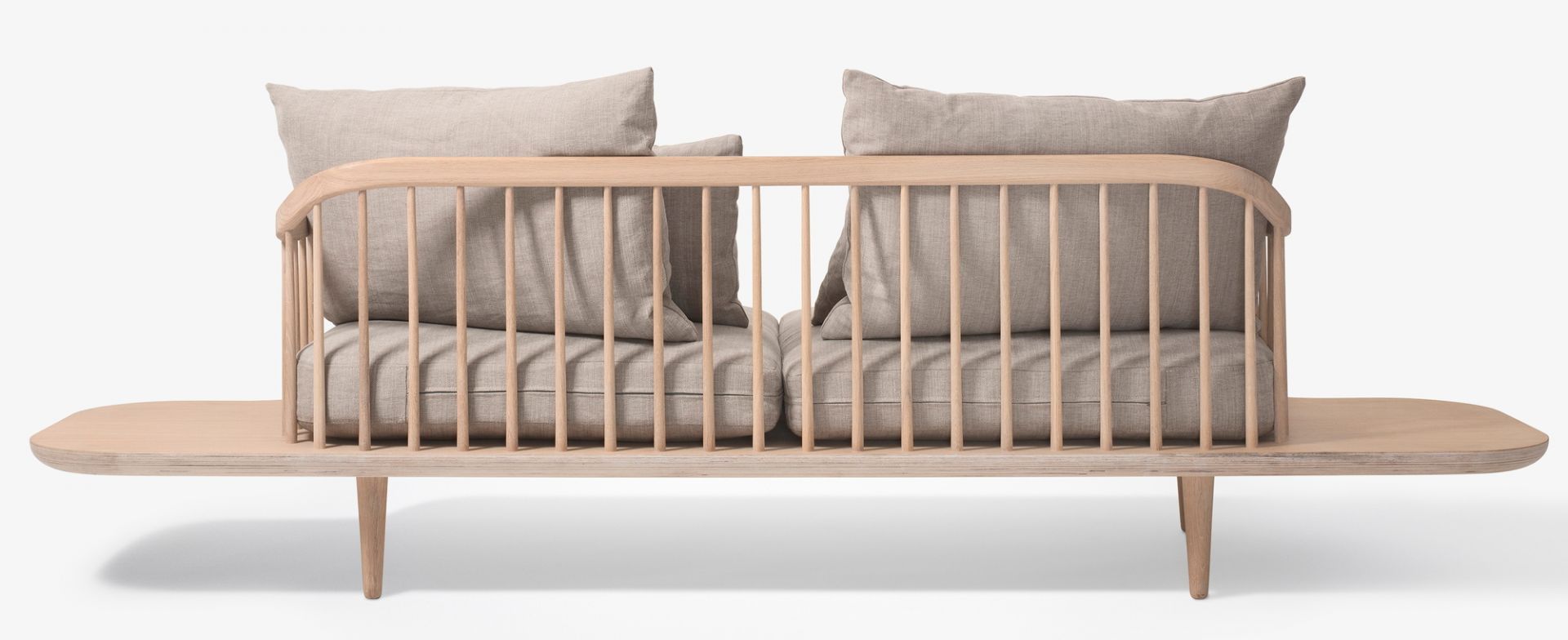 AndTradition Fly Sofa: Skandinavisches 2-Sitzer Lounge Sofa aus Eiche mit hellgrauen Kissen, modernes Möbeldesign.