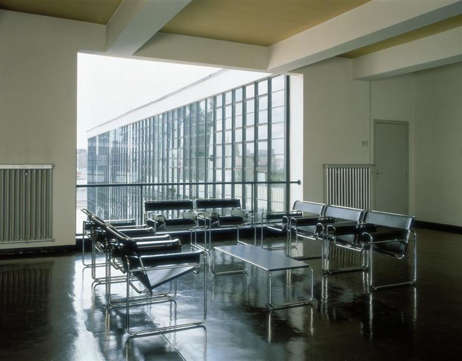 Laccio Couchtisch klein von Knoll International in einem modernem Interieur mit Stahlrohr-Möbeln.