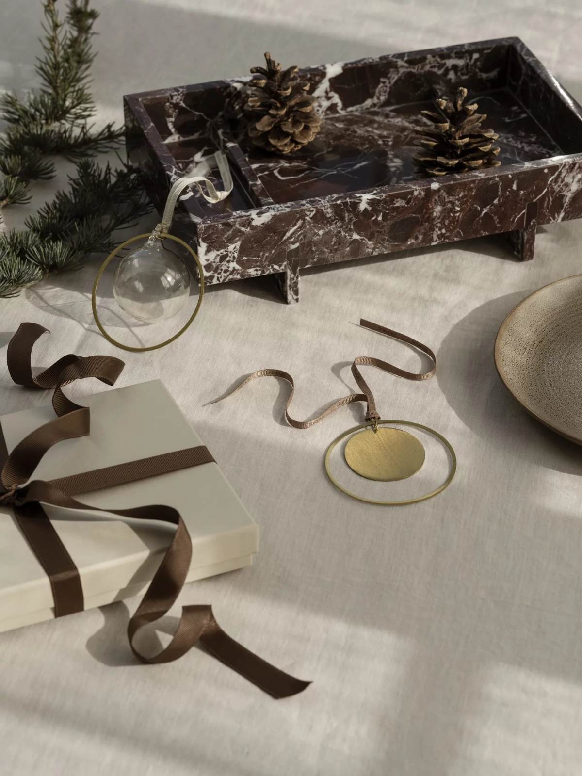 Abento Marmor Tablett von Blomus mit Deko-Elementen und Geschenk auf hellem Untergrund.
