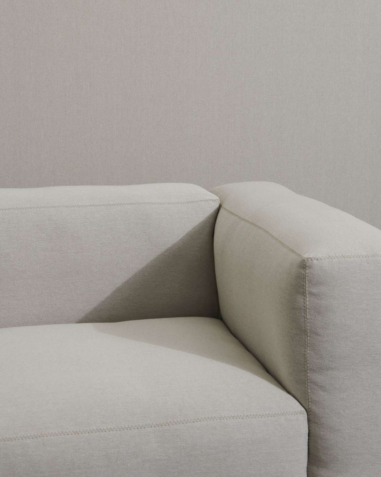 Detailaufnahme: Mags Soft Sofa, 2,5-Sitzer, Tartaglia Grün/Weiß, beige Stich, modernes Design.