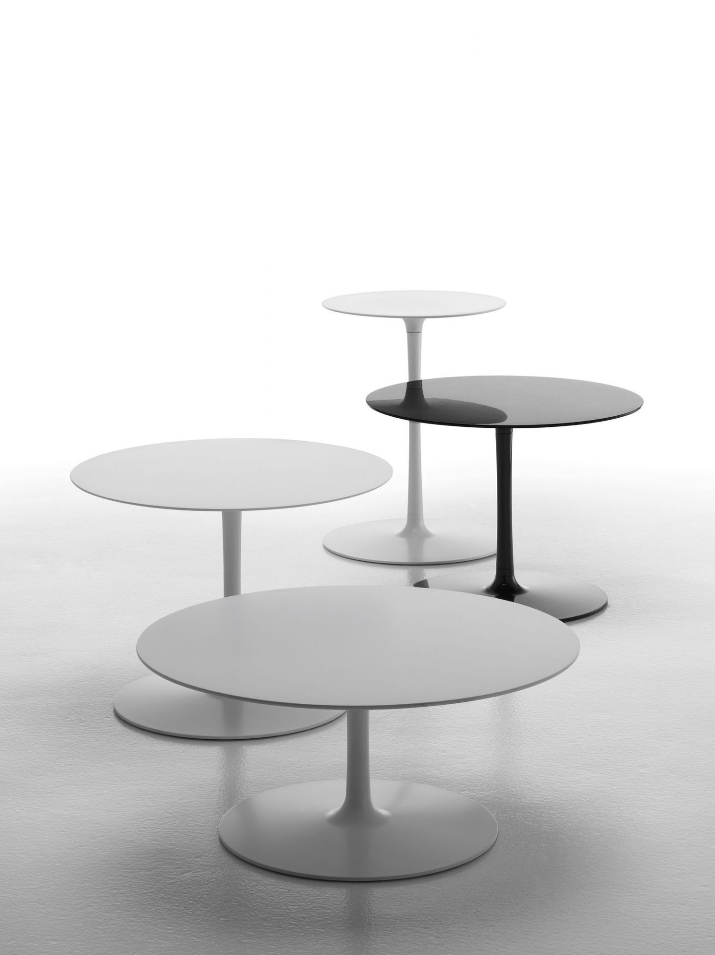 Gruppe von runden Flow Low Table Beistelltischen von MDF Italia in Weiß und Schwarz.