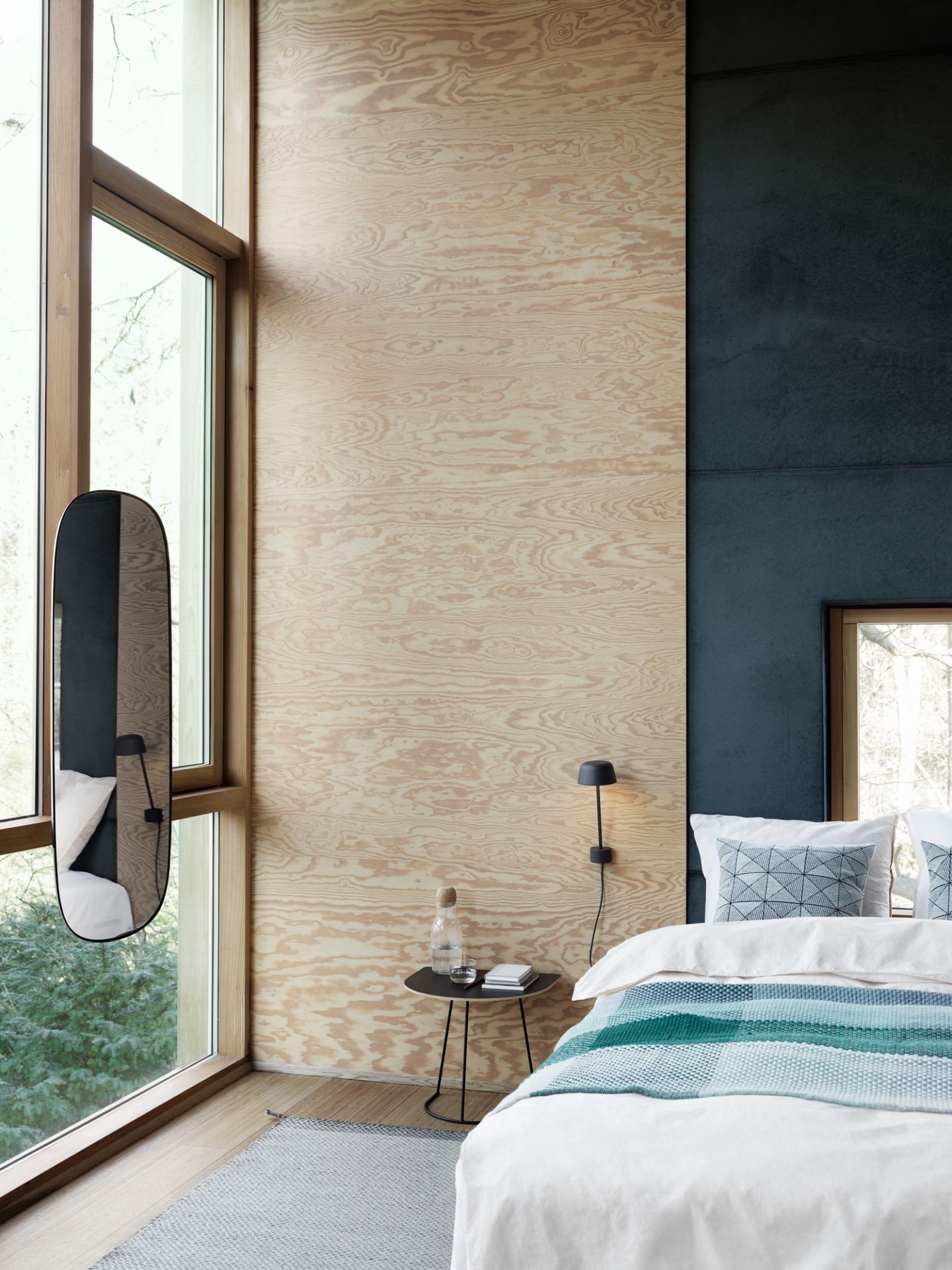 Schlafzimmer mit Muuto Airy Coffee Table als Nachttisch, minimalistisch und modern eingerichtet.