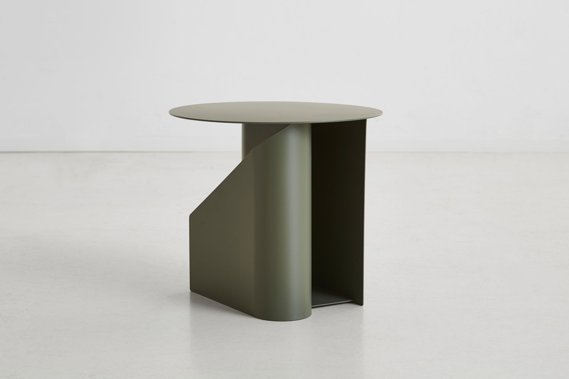 Sentrum Beistelltisch von Woud in Olivgrün: Moderner, minimalistischer Metalltisch für Wohnzimmer und Schlafzimmer.