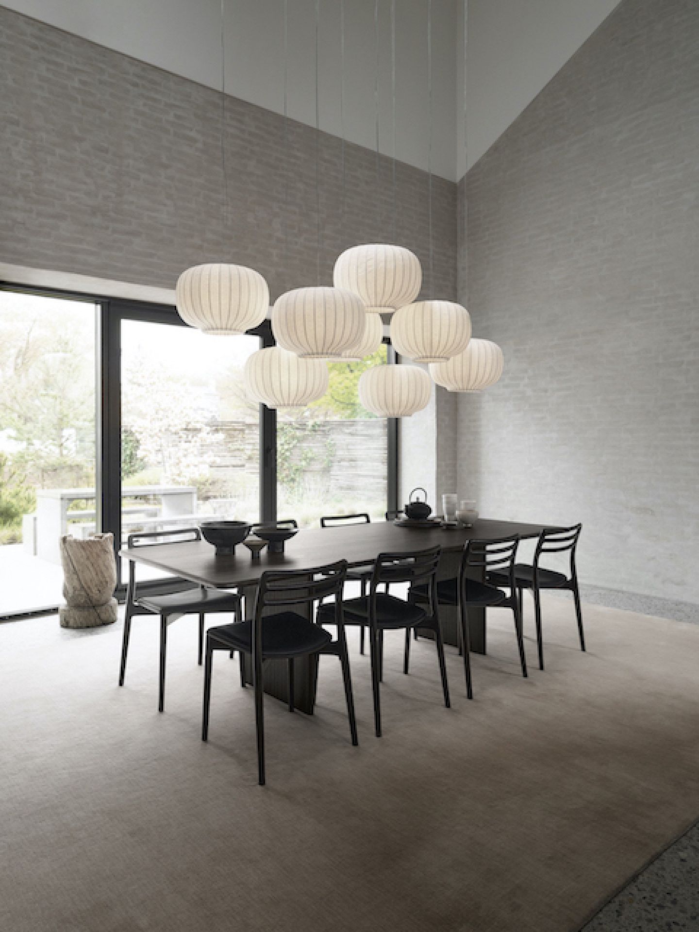 Esstisch mit Vipp Paper Pendant Pendelleuchten in Eiche Dunkel, moderne Hängeleuchten für Esszimmer und Wohnraum.