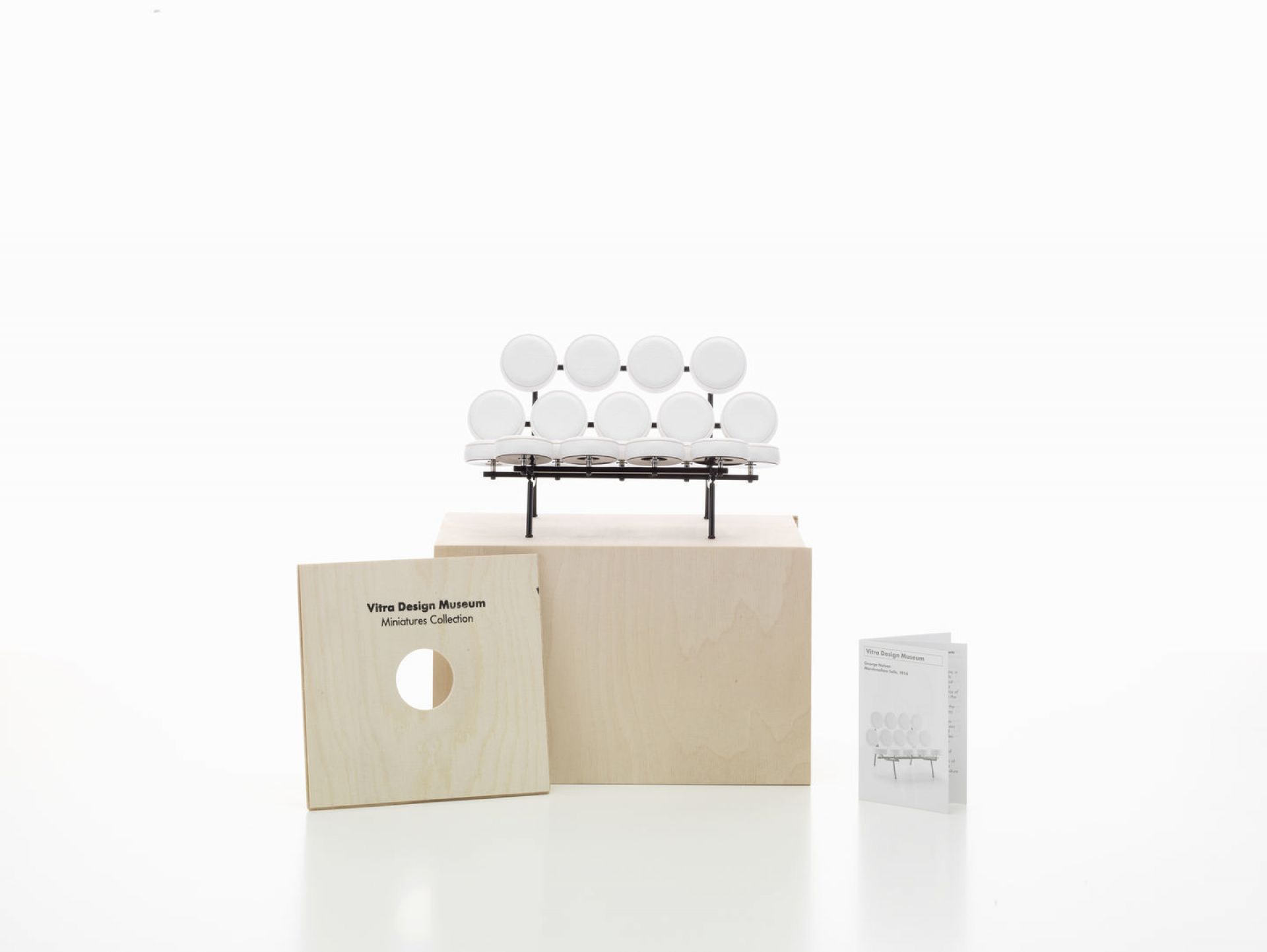 Miniatur des Marshmallow Sofas von Vitra (1956), Designklassiker für Sammler und Liebhaber.