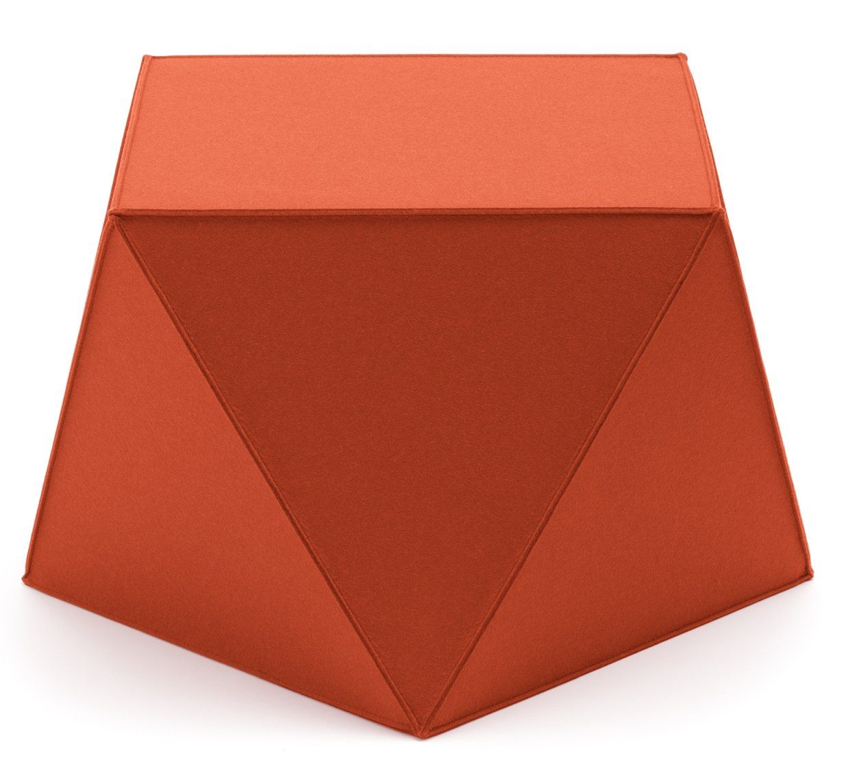 Oranger Diamond Hocker von HEY-SIGN by BWF Group, moderner Sitzwürfel aus Filz, isoliert auf weißem Hintergrund.