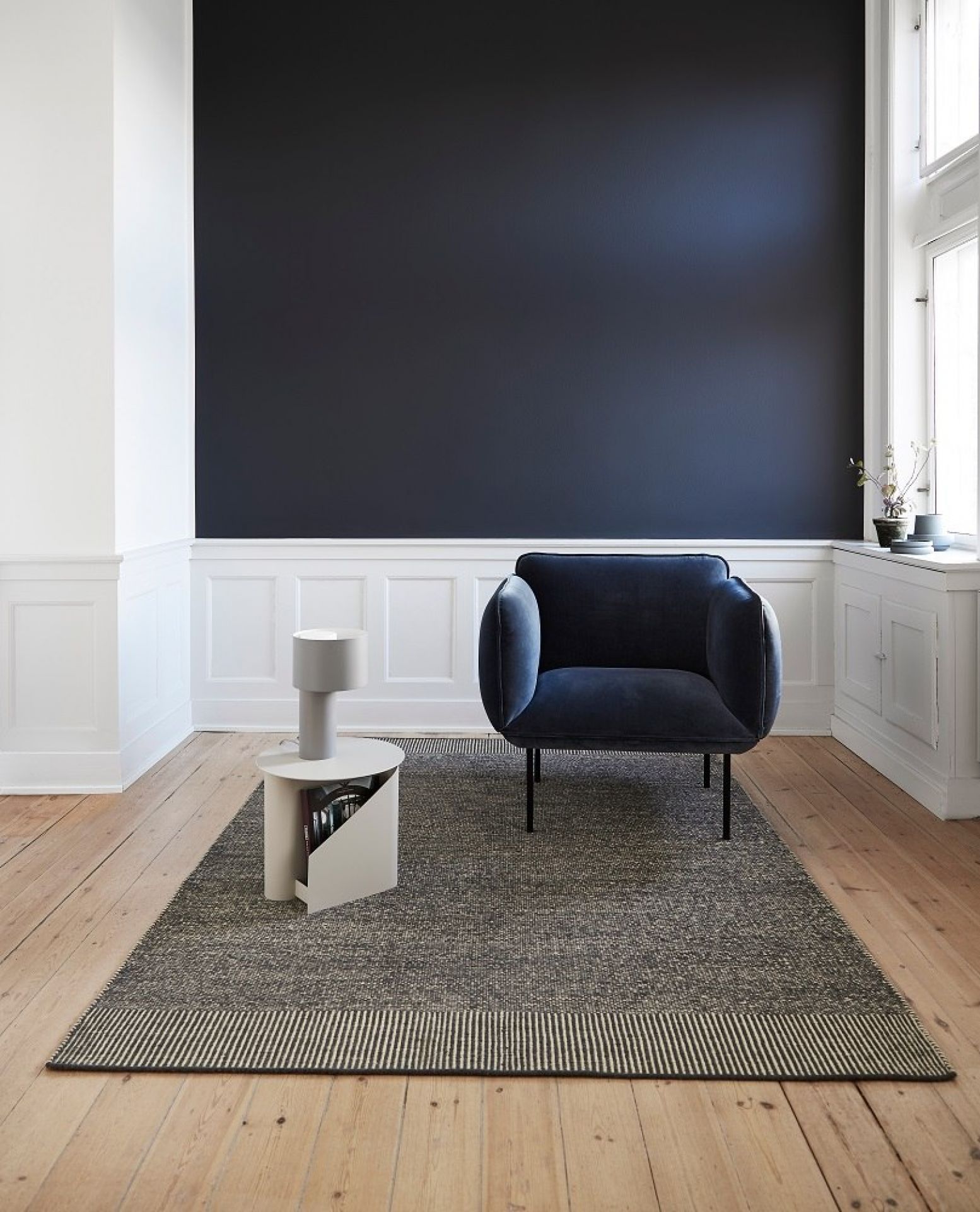 Nakki Sessel: Graues 1-Sitzer Sofa von Woud Harald mit Beistelltisch und Teppich im Interieur.