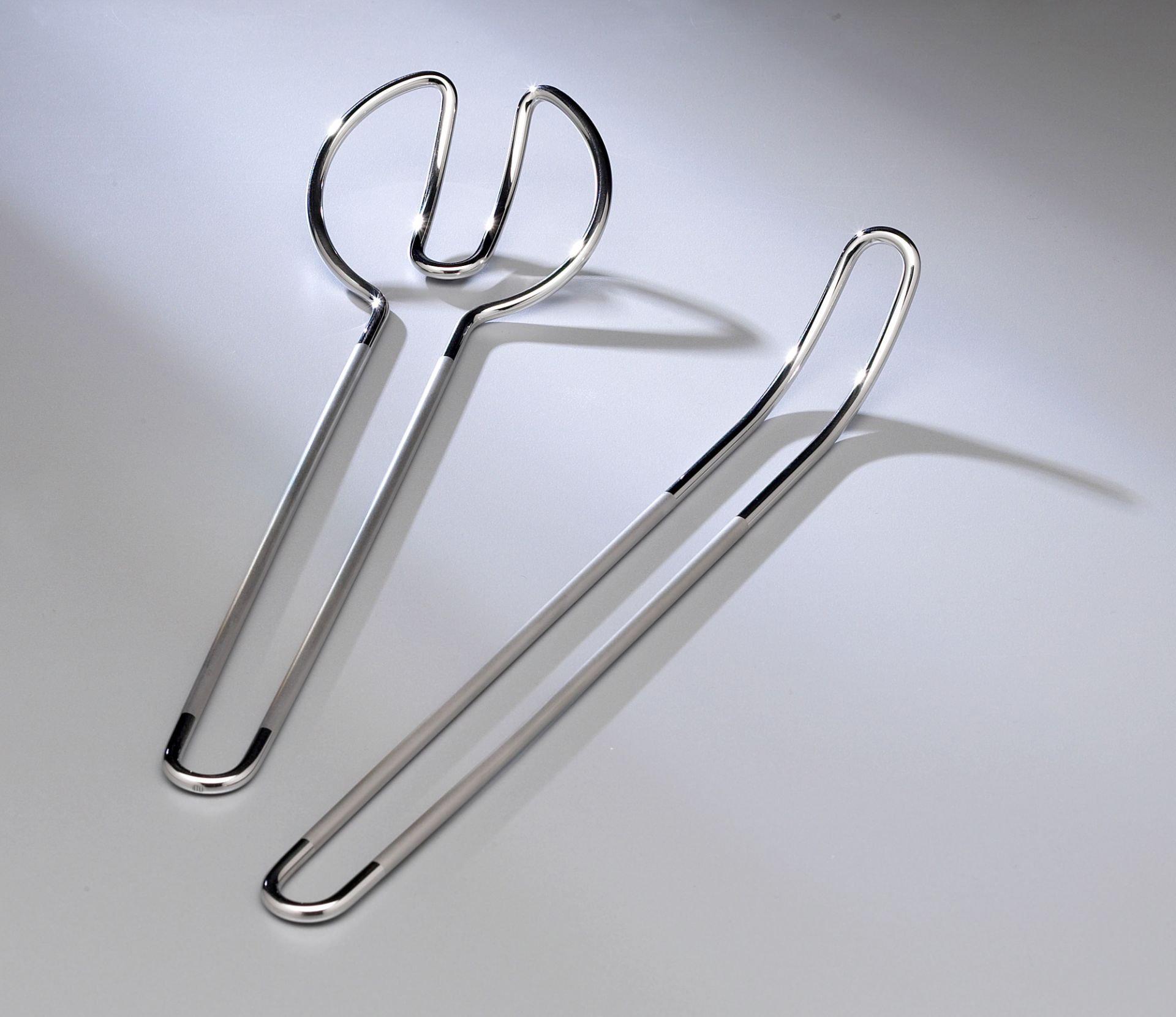 KH 75 Bauhaus Salatbesteck von Tecnolumen: Elegantes, silberfarbenes Salatbesteck im Bauhaus-Stil, bestehend aus Gabel und Löffel.