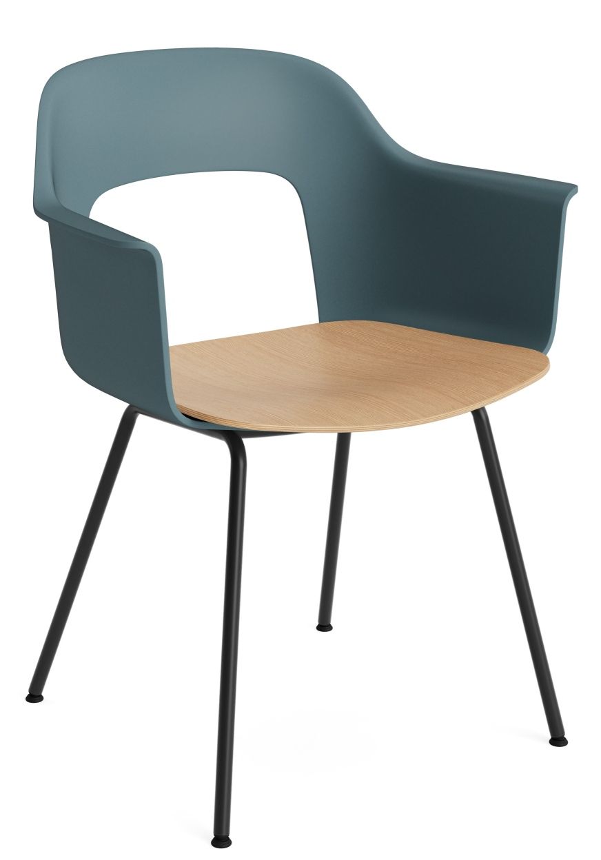 Layout Armchair 212 Armlehnstuhl von Hay mit blaugrüner Kunststoffschale und hellem Holzfurniersitz auf schwarzem Stahlgestell.
